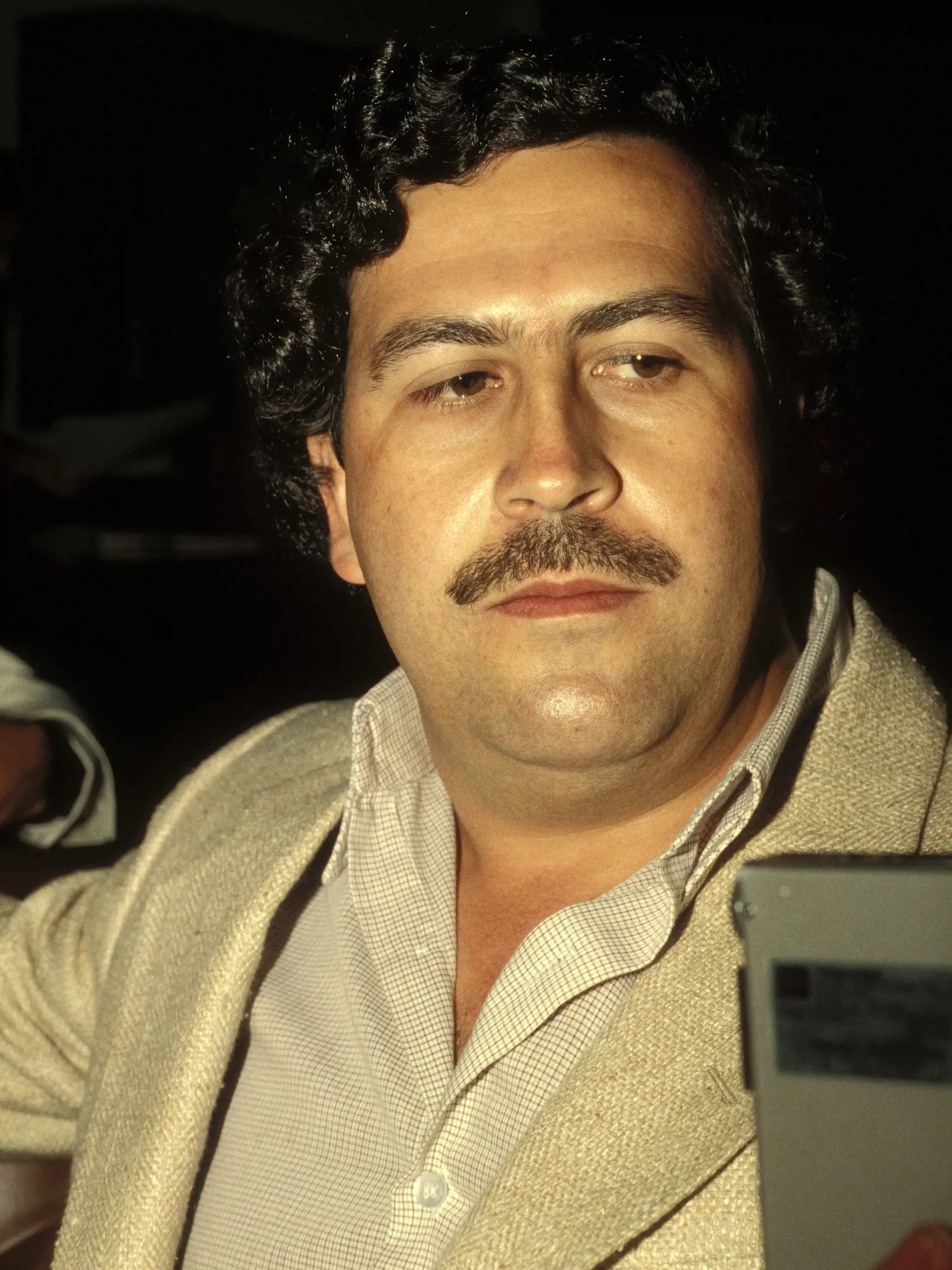 Jhon Jairo Velásquez (†57), prezývaný aj ako „Pepek“ patril k najobávanejším vrahom Kolumbie. Pre drogového magnáta Pabla Escobara plnil všetky rozkazy. Nenechajte sa však zmiasť jeho nevinným výzorom. Jhon bol údajne tak krutý a nemilosrdný, že sa ho údajne bál aj sám Pablo.
