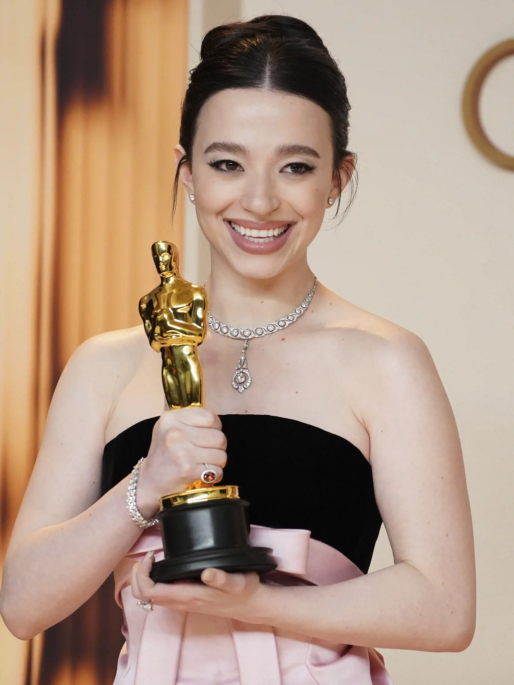 KK9 Los Angeles - Americká herečka Mikey Madisonová pózuje s cenou v kategórii najlepšia herečka v hlavnej úlohe za svoj výkon v snímke Anora na 97. ročníku odovzdávania Oscarov 2. marca 2025 v Los Angeles. FOTO TASR/AP
Mikey Madison, winner of the award for best performance by an actress in a leading role for "Anora," poses in the press room at the Oscars on Sunday, March 2, 2025, at the Dolby Theatre in Los Angeles. (Photo by Jordan Strauss/Invision/AP)