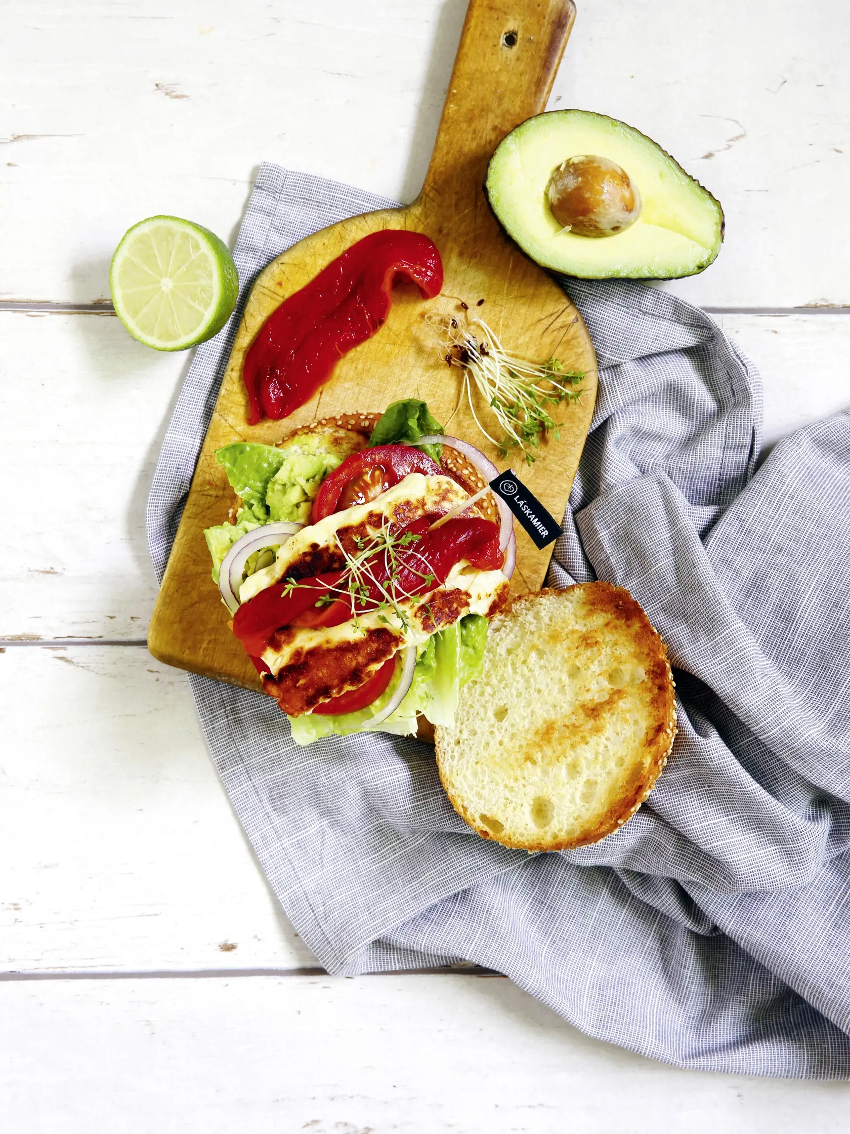 Veggie burger s avokádom a halloumi