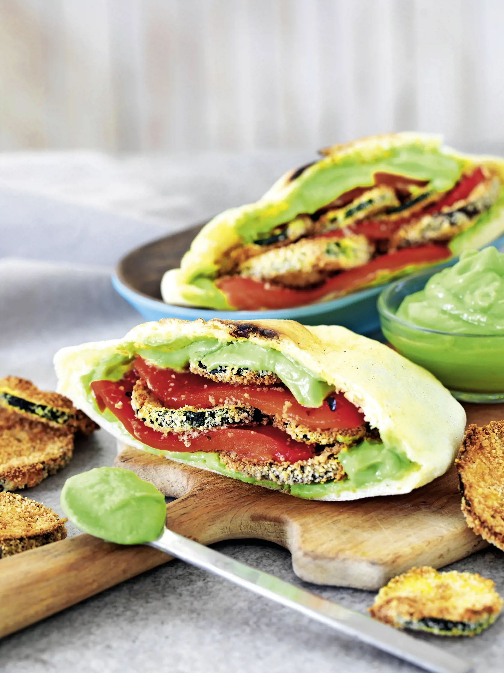 Pečené papriky v pite s avokádom aioli