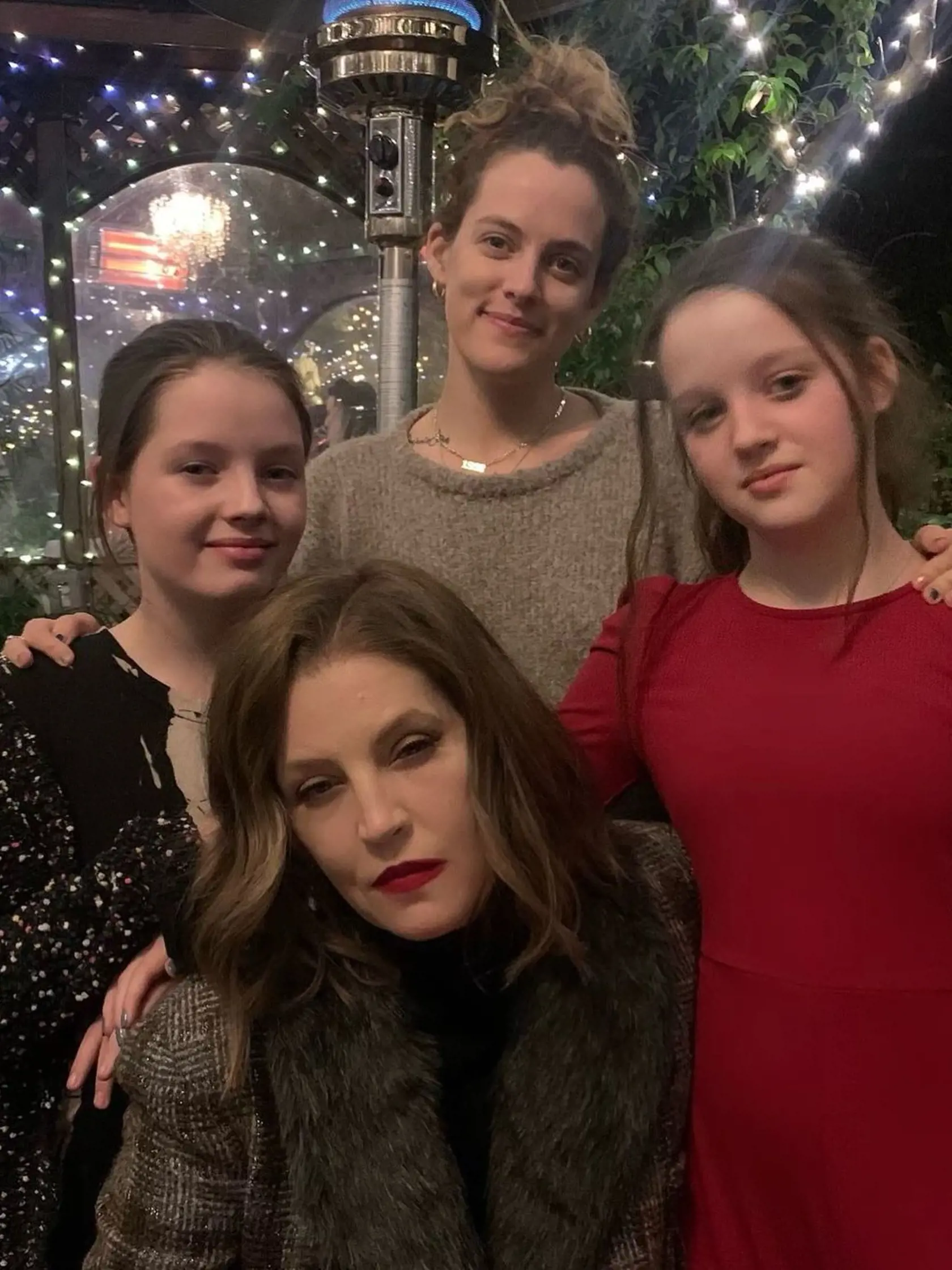 Lisa Marie Presley priviedla na svet štyri deti, no dnes žijú už len tri. Najväčšia pozornosť sa aktuálne sústredí na dospievajúce dvojičky Harper Vivienne Ann a Finley Aaron Love Lockwoodové, ktorých súkromie Lisa poctivo stráži a tak ich na verejnosti vidieť len sporadicky.