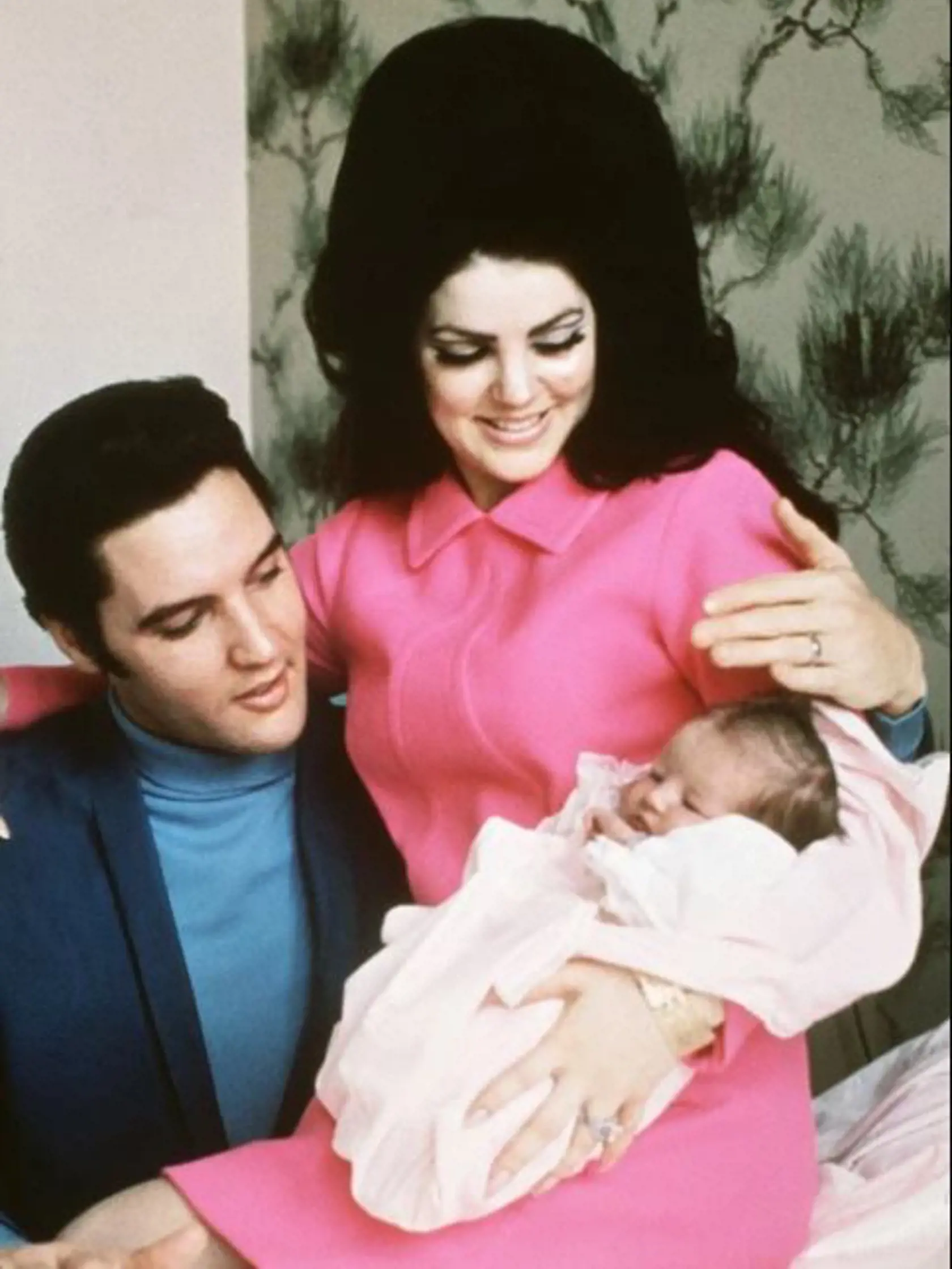 Elvis a manželkou a dcérkou.