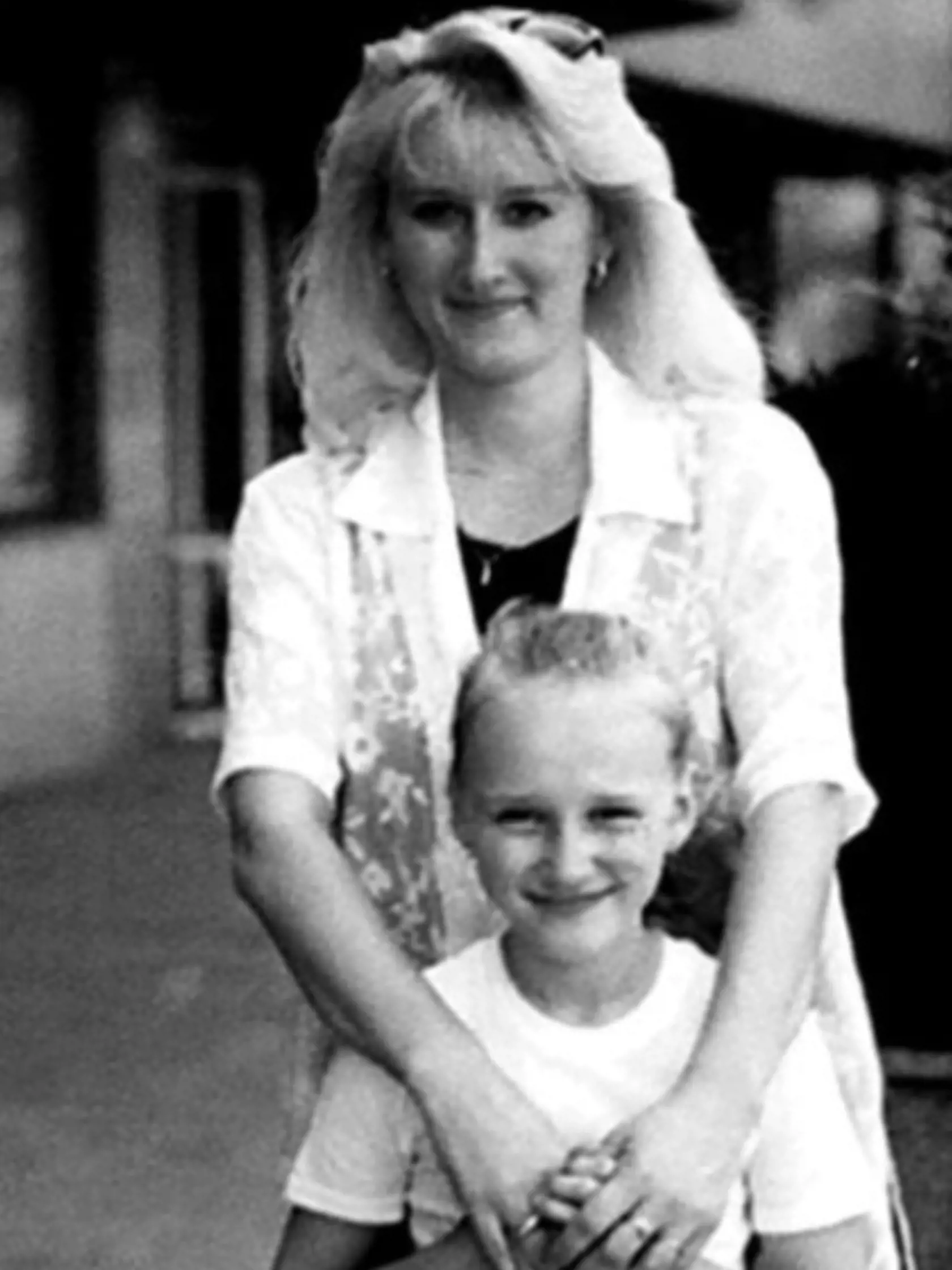 Iveta Kolářová 1986: Matke Karlovej druhej dcéry Lucie sa už v desiatich rokoch zdalo, že bude mať s Karlom Gottom dieťa. Sen se jej vyplnil o desať rokov neskôr. Výsledok Karlovho milostného vzplanutia se narodil v júni 1987. V tej dobe však mal milovník Gott už inú známosť a Iveta musela odísť.