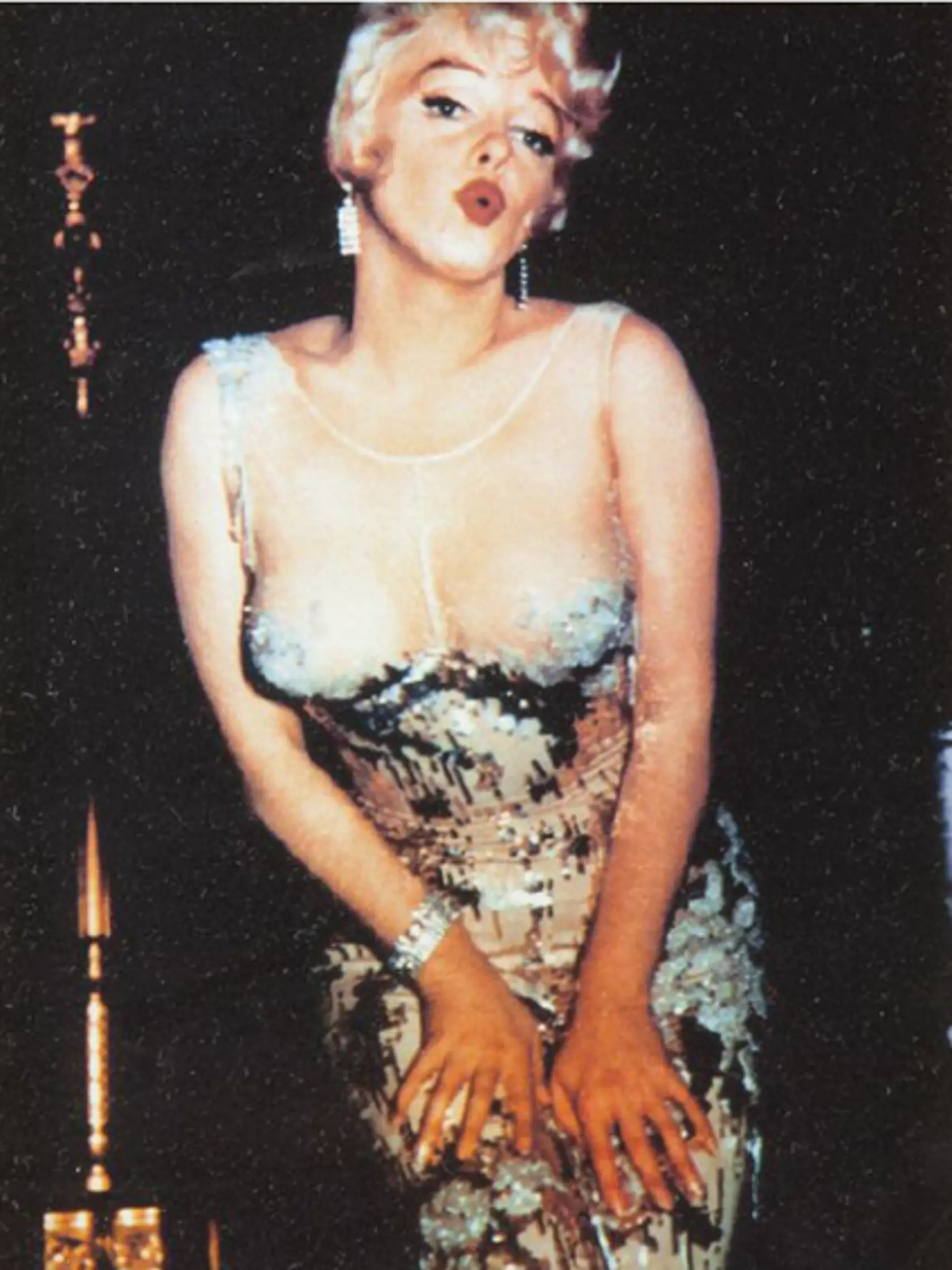 Božská Marilyn  Sexikona strieborného plátna  Marilyn Monroe a jej veci sú  vždy zaujímavé pre dražiteľov.  Tentoraz boli v ponuke jej fotky,  vlastnoručne podpísané šeky,  pár kostýmov, no aj podprsenka  platinovej blondíny, ktorú mala  na sebe vo filme Niekto to rád  horúce.