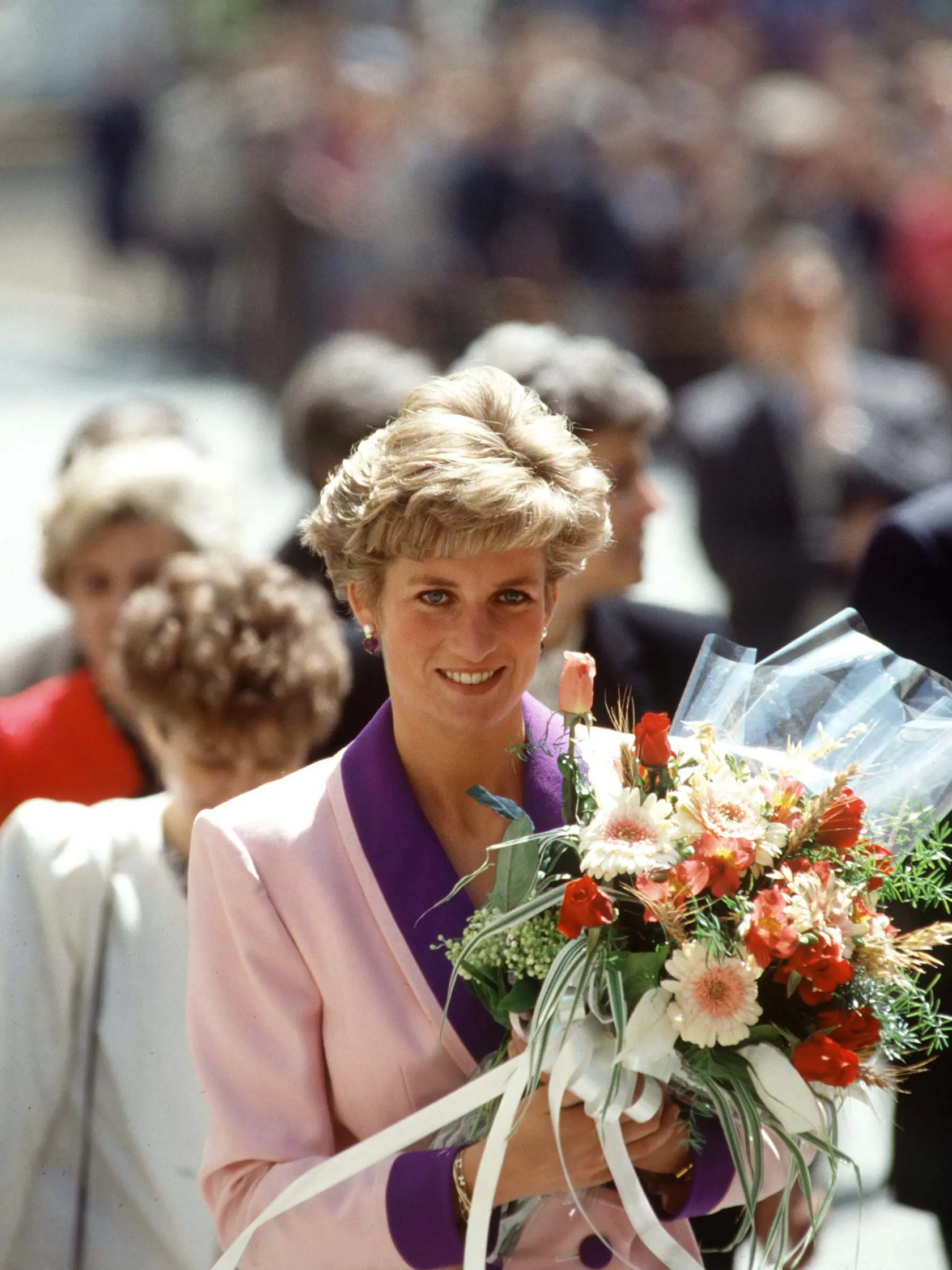 Ako členka britskej kráľovskej rodiny navštívila spolu s princom Charlesom 8. mája 1991 Bratislavu.