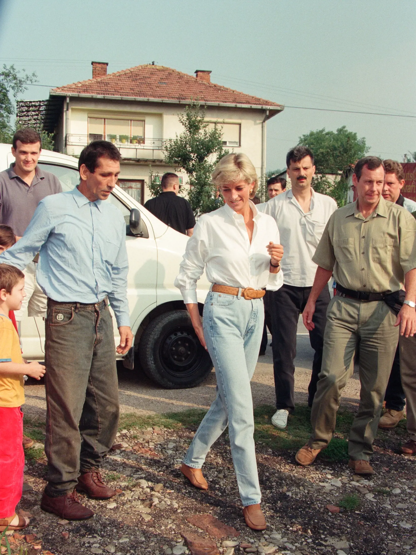 V auguste 1997 odcestovala do Bosny. Tam absolvovala svoju poslednú zahraničnú cestu. Počas nej sa stretla s obeťami, ktoré utrpeli zranenia v občianskej vojne v krajine v 90. rokoch minulého storočia. Svet obletela fotka, na ktorej sa prechádzala po mínovom poli.