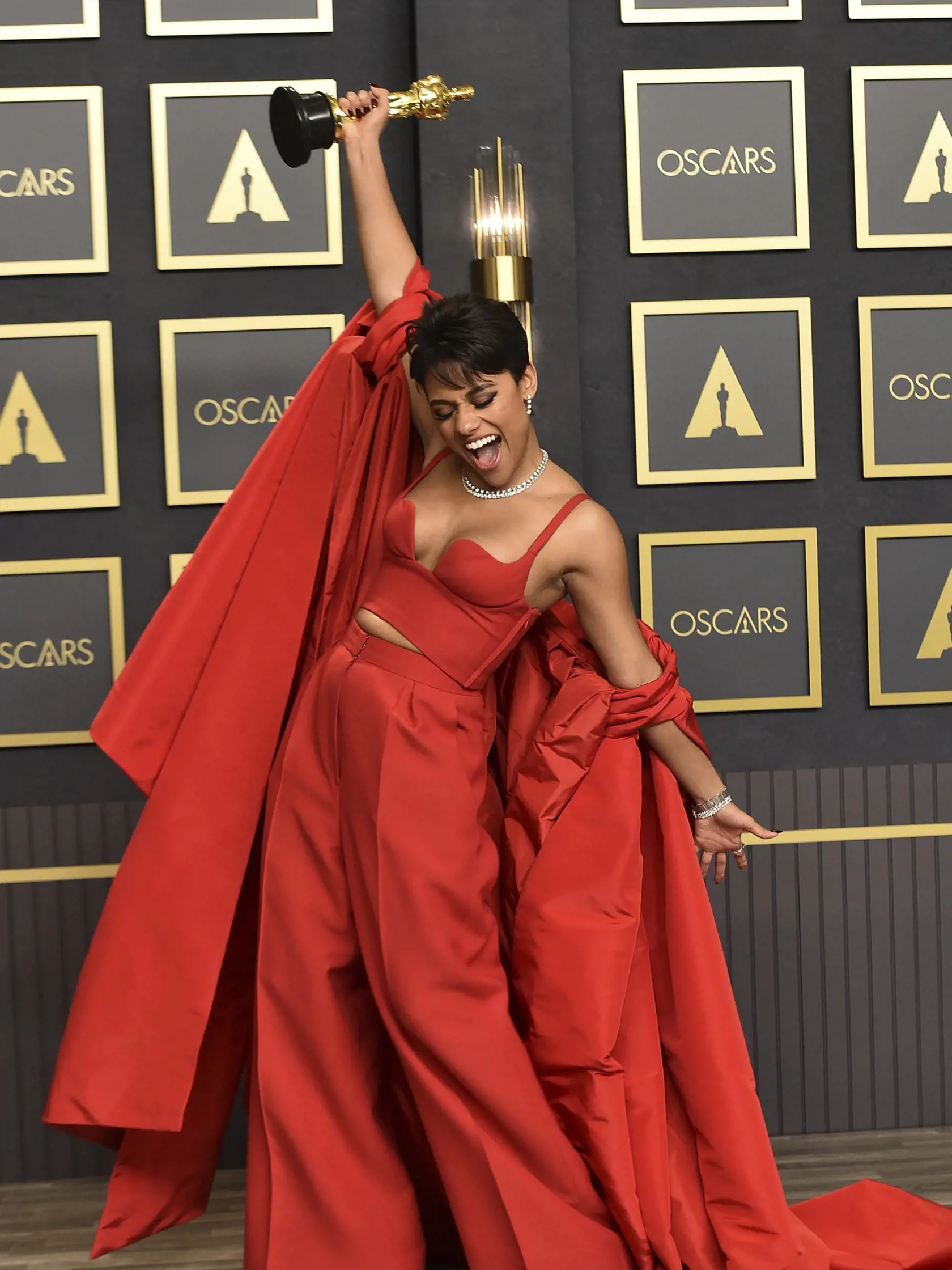 KK10 Los Angeles -  Ariana DeBoseová pózuje so soškou Oscara v kategórii najlepšia herečka vo vedľajšej úlohe v snímke West Side Story na 94. ročníku udeľovania filmových cien Oscar 27. marca 2022 v Los Angeles. FOTO TASR/AP
Ariana DeBose, winner of the award for best performance by an actress in a supporting role for "West Side Story," poses in the press room at the Oscars on Sunday, March 27, 2022, at the Dolby Theatre in Los Angeles. (Photo by Jordan Strauss/Invision/AP)