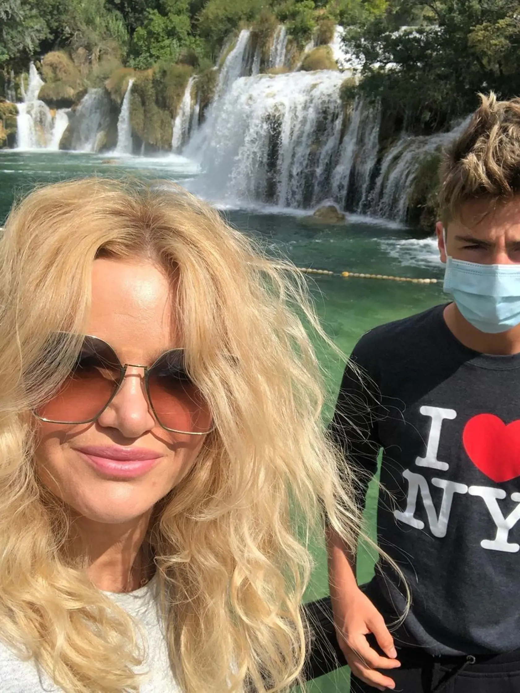 O tom, že si Monika dovolenku pri mori skutočne užíva, svedčia aj fotografie zo sociálnej siete Instagram, medzi ktorými nechýbajú ani romantické selfíčka pri západe slnka či detailne odfotené opálené nohy manželky českého premiéra.
