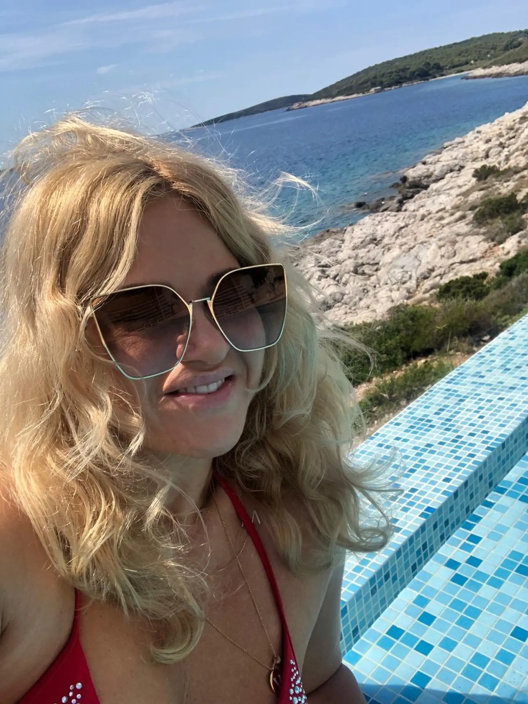 Babišová so synom Frederikom stihli v uplynulých dňoch okrem kúpania sa a opaľovania sa aj jazdu na skútroch či plavbu jachtou.