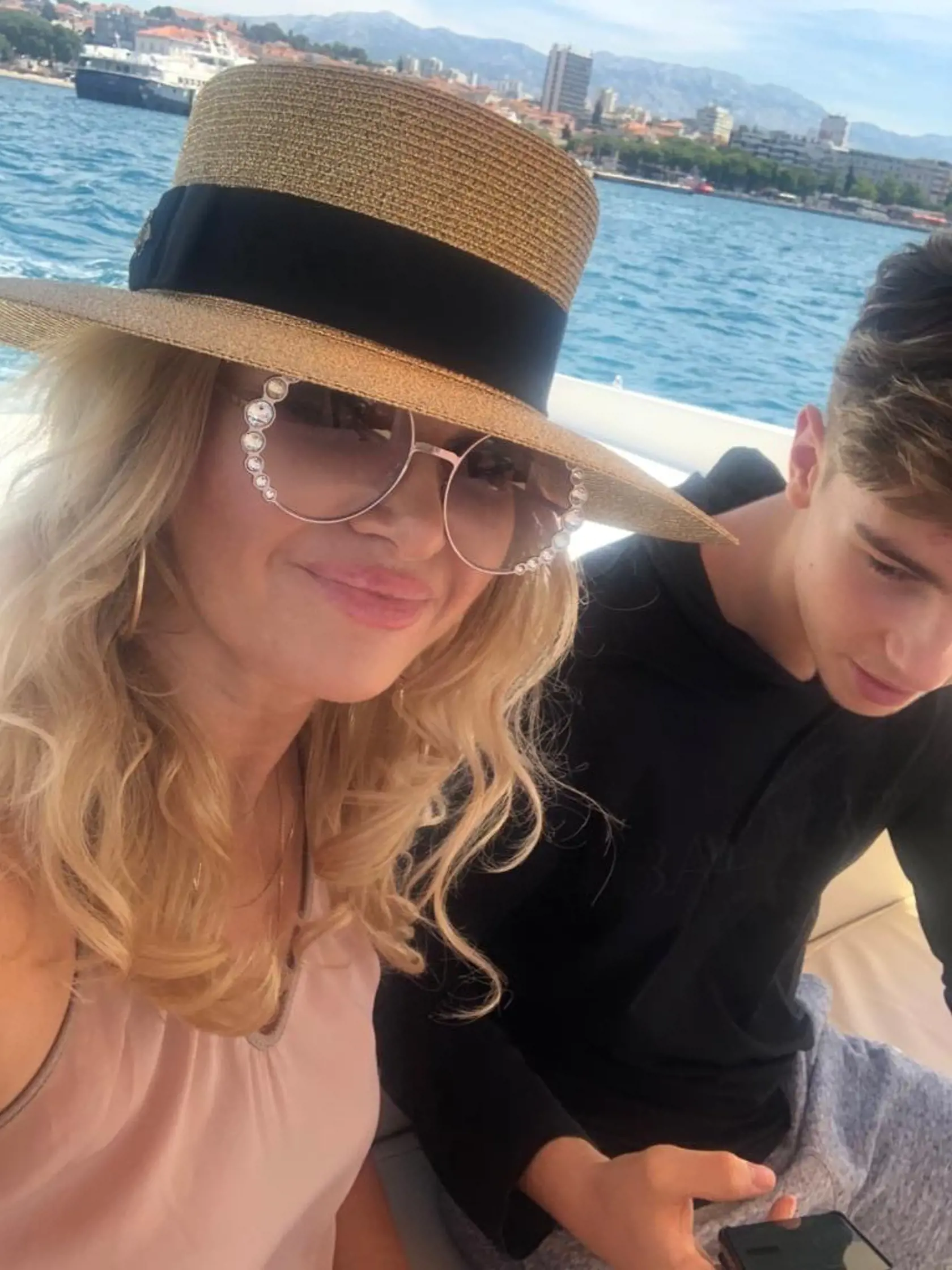 Babišová so synom Frederikom stihli v uplynulých dňoch okrem kúpania sa a opaľovania sa aj jazdu na skútroch či plavbu jachtou.