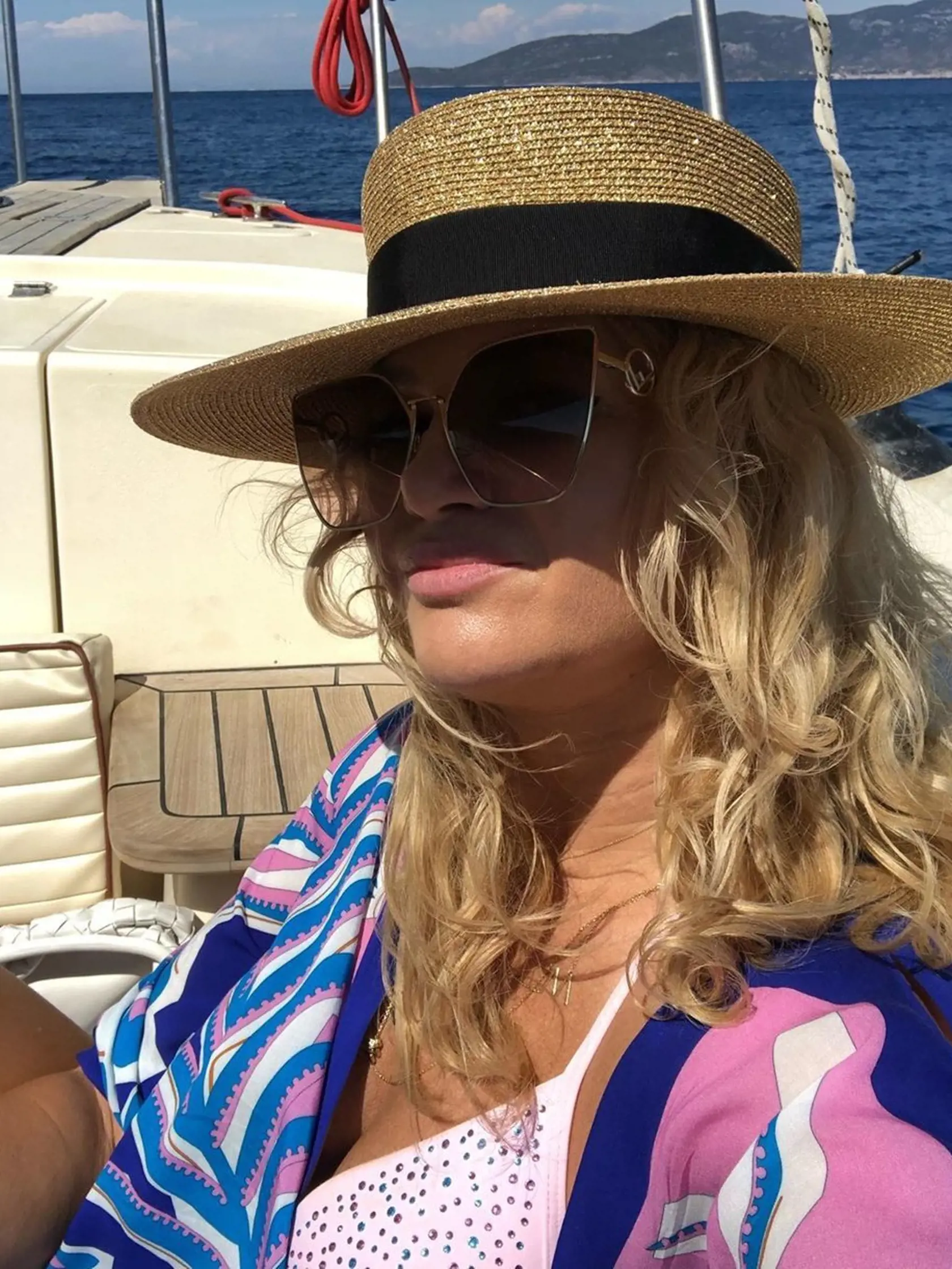 O tom, že si Monika dovolenku pri mori skutočne užíva, svedčia aj fotografie zo sociálnej siete Instagram, medzi ktorými nechýbajú ani romantické selfíčka pri západe slnka či detailne odfotené opálené nohy manželky českého premiéra.