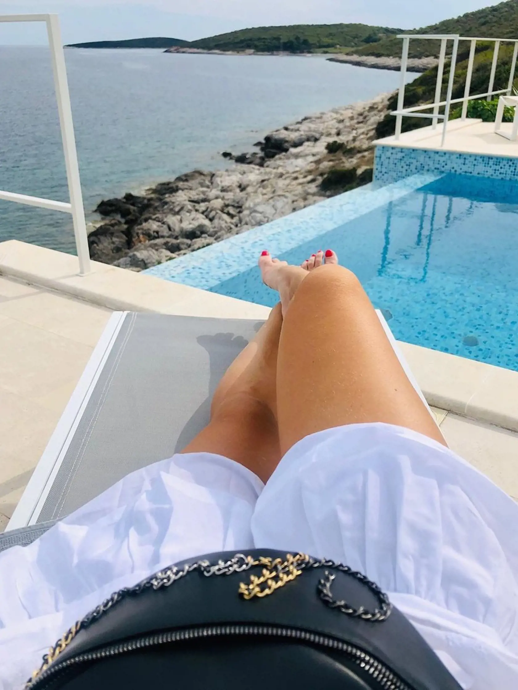 Monika Babišová sa na sociálnej sieti instagram pochválila záberom jej opálených nôh s dokonalým výhľadom na more.