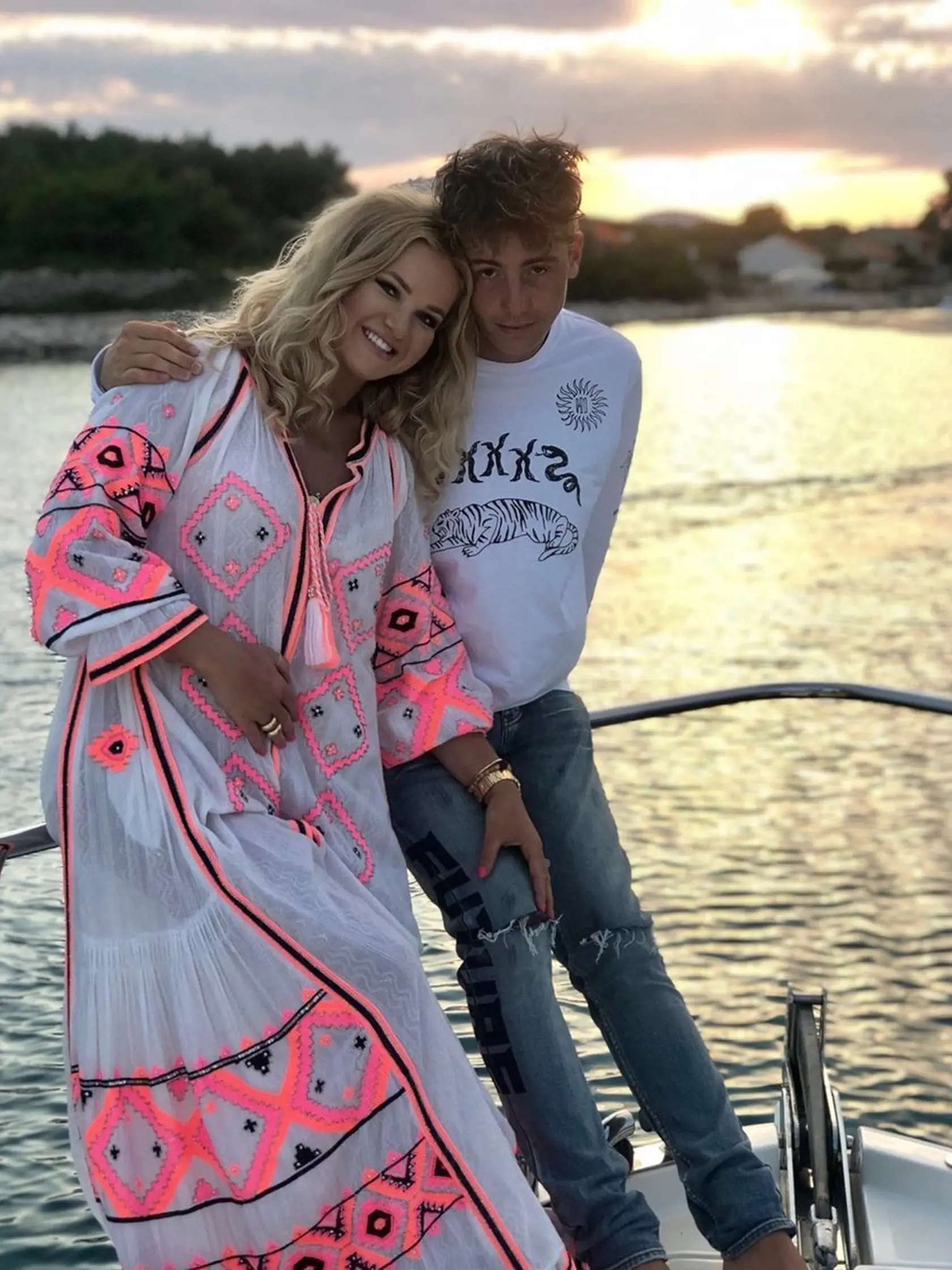 O tom, že si Monika dovolenku pri mori skutočne užíva, svedčia aj fotografie zo sociálnej siete Instagram, medzi ktorými nechýbajú ani romantické selfíčka pri západe slnka či detailne odfotené opálené nohy manželky českého premiéra.