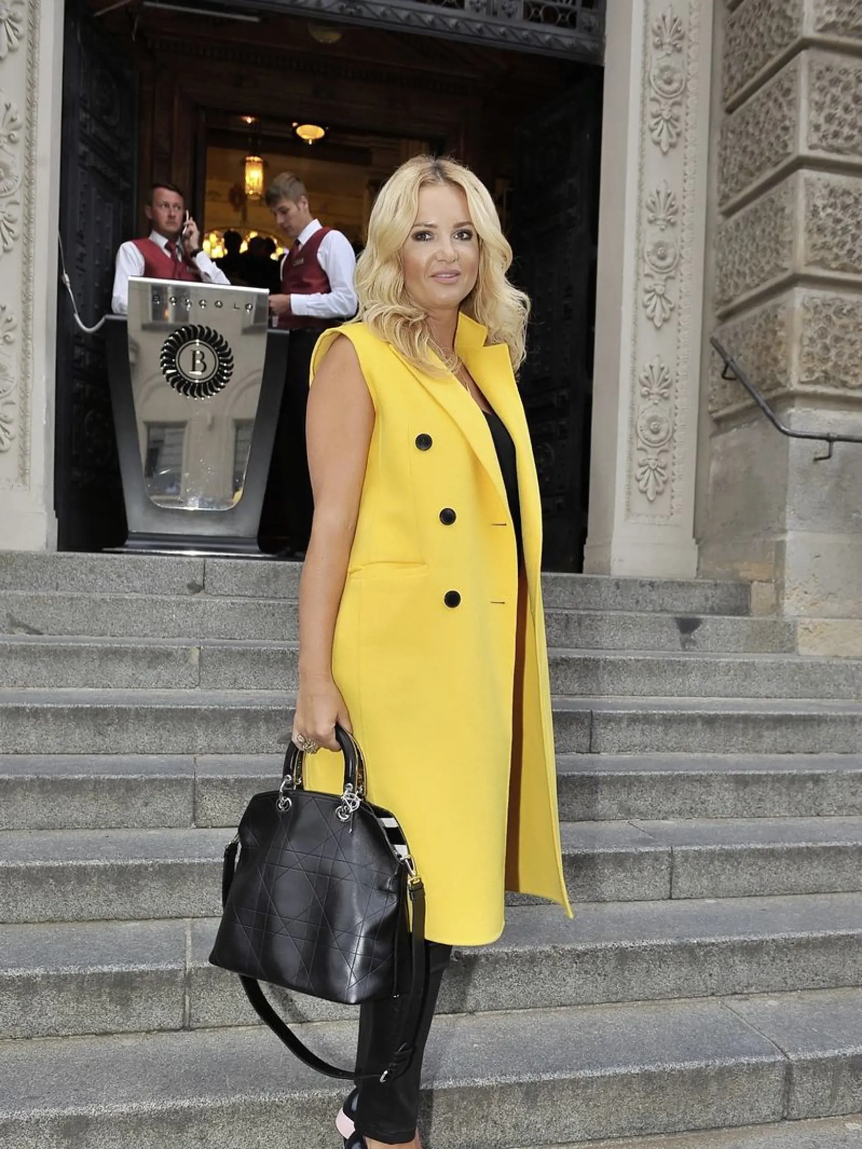 Monika v šatách a topánkach od Diora na pražskom Fashion Weeku. Tento outfit ju podľa českých médií vyšiel na 200-tisíc českých korún.