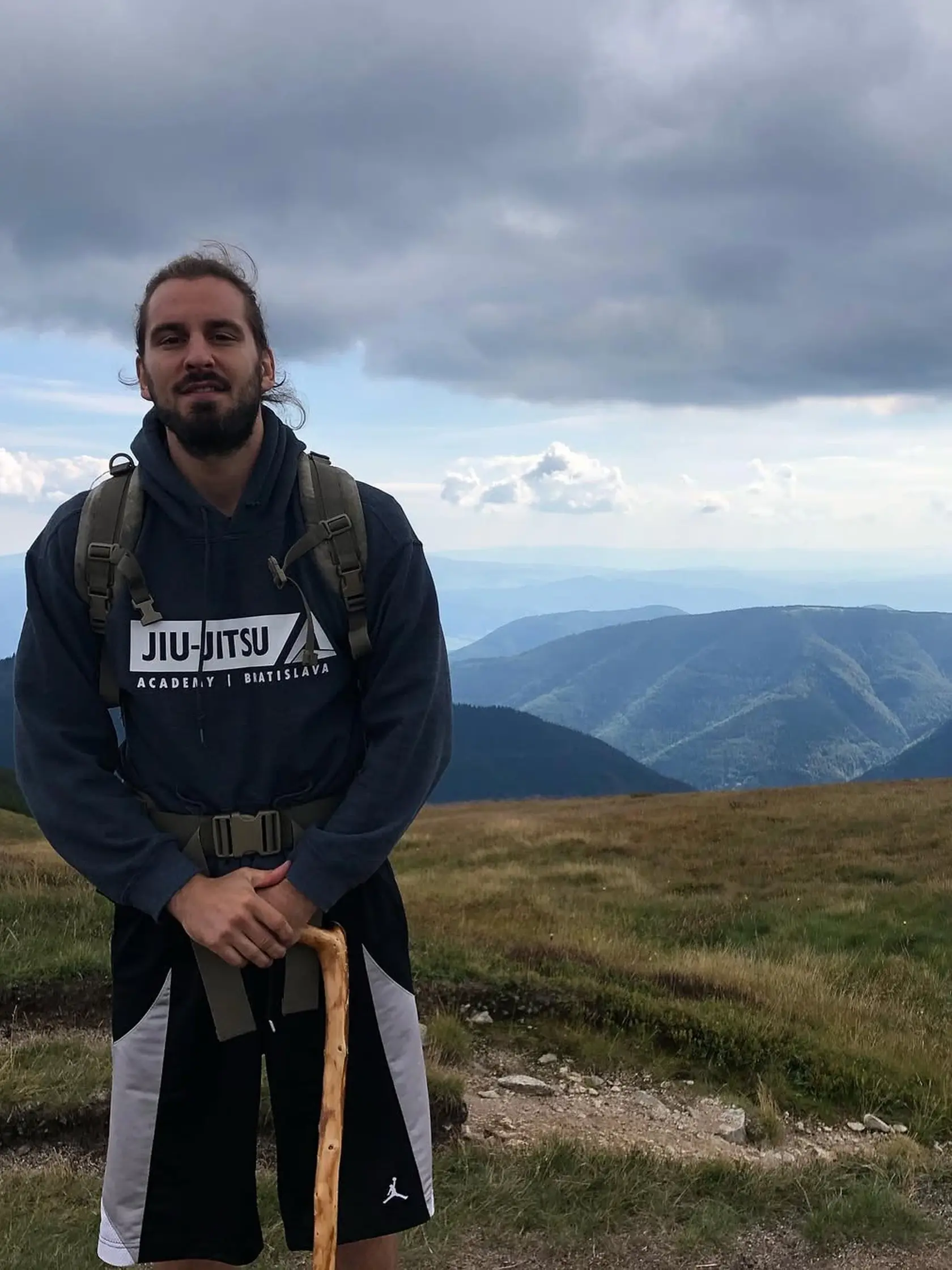 Rasťo s dlhými vlasmi. Dlhé a kučeravé vlasy fanúšikovia kritizujú, ale aj vtedy mal niečo do seba.