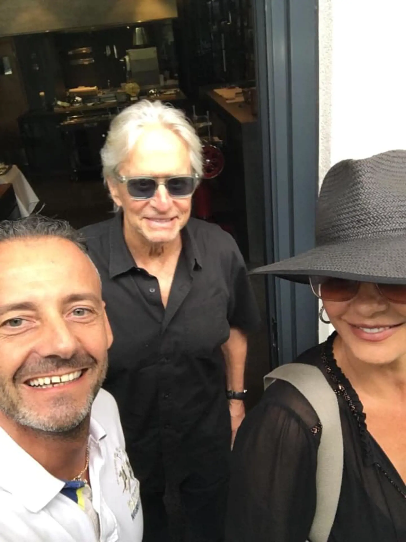 Michael Douglas a Catherine Zeta Jones si v jednej z bratislavských reštaurácií dopriali chutné jedlo.