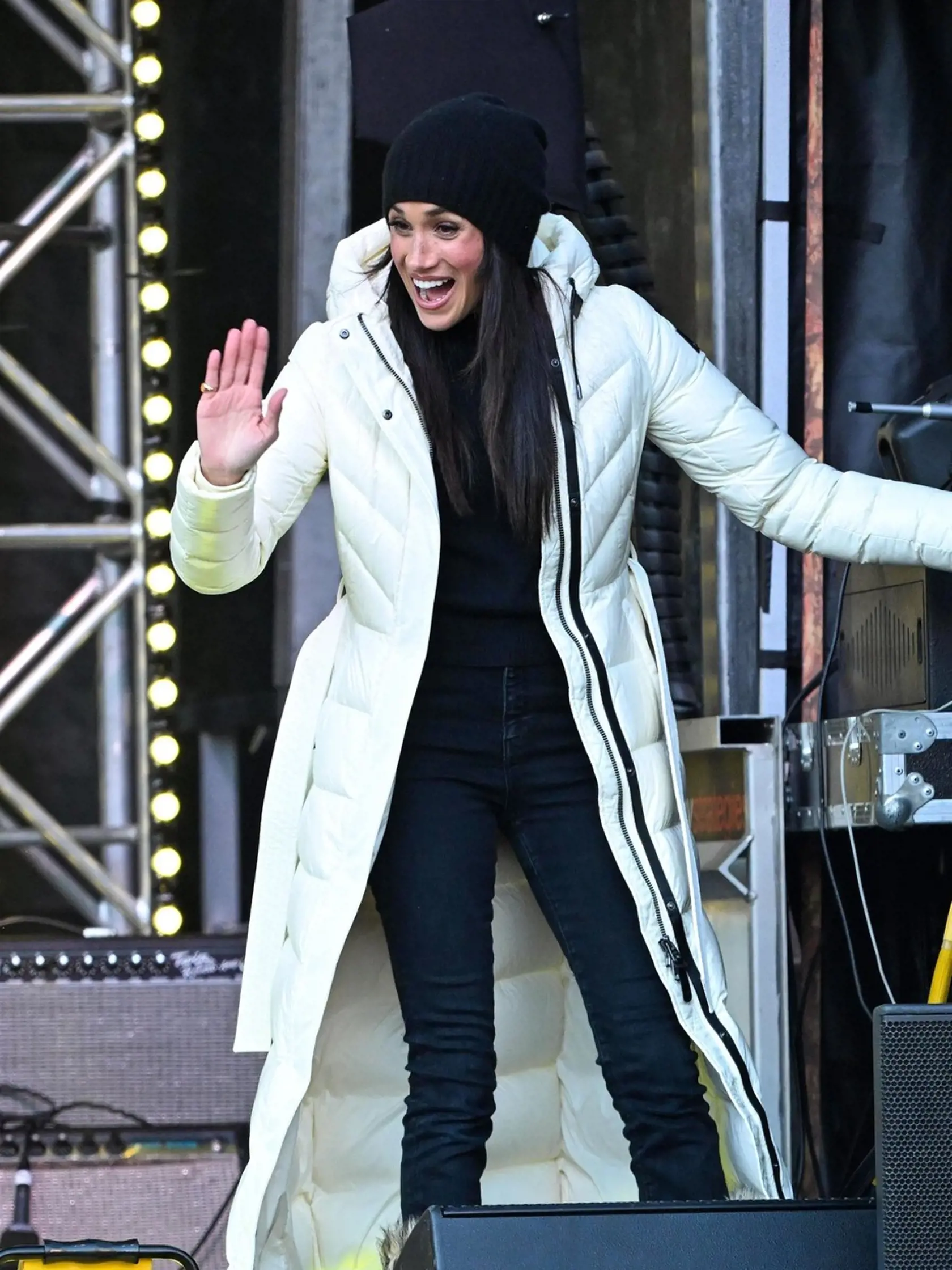 Do nízkych teplôt bola Meghan vybavená dlhou svetlou bundou kanadskej značky Mackage za približne 1 210 eur. Na uši si dala čiapku Hattack Beanie a nohy mala v teple vďaka snehuliam Sorel Joan of Arctic, ktoré sa predávajú za 140 eur.