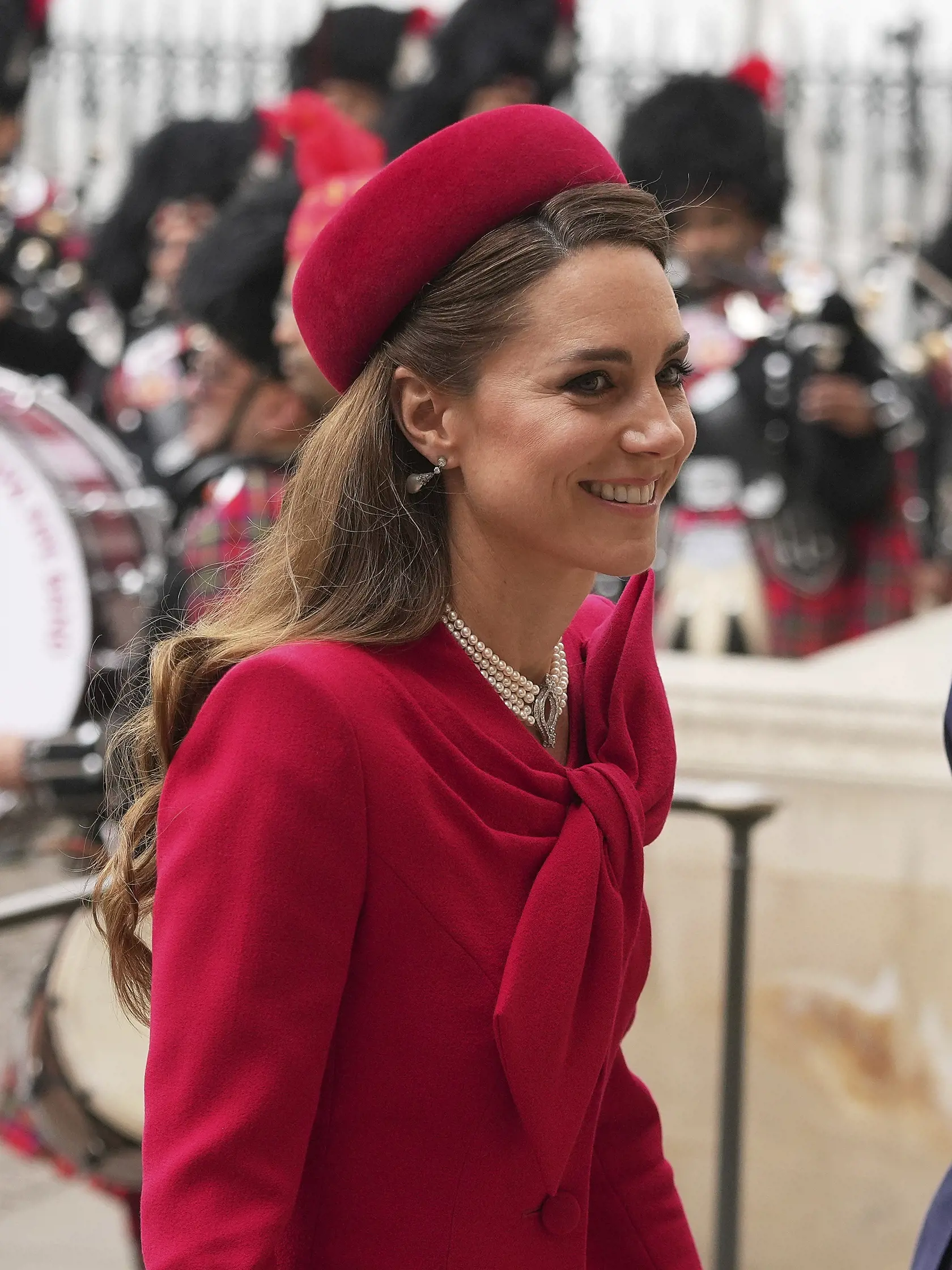 Na Deň Commonwealthu sa Kate objavila v nádherných červených kabátových šatách od obľúbenej návrhárky Catherine Walker. FOTO TASR/AP