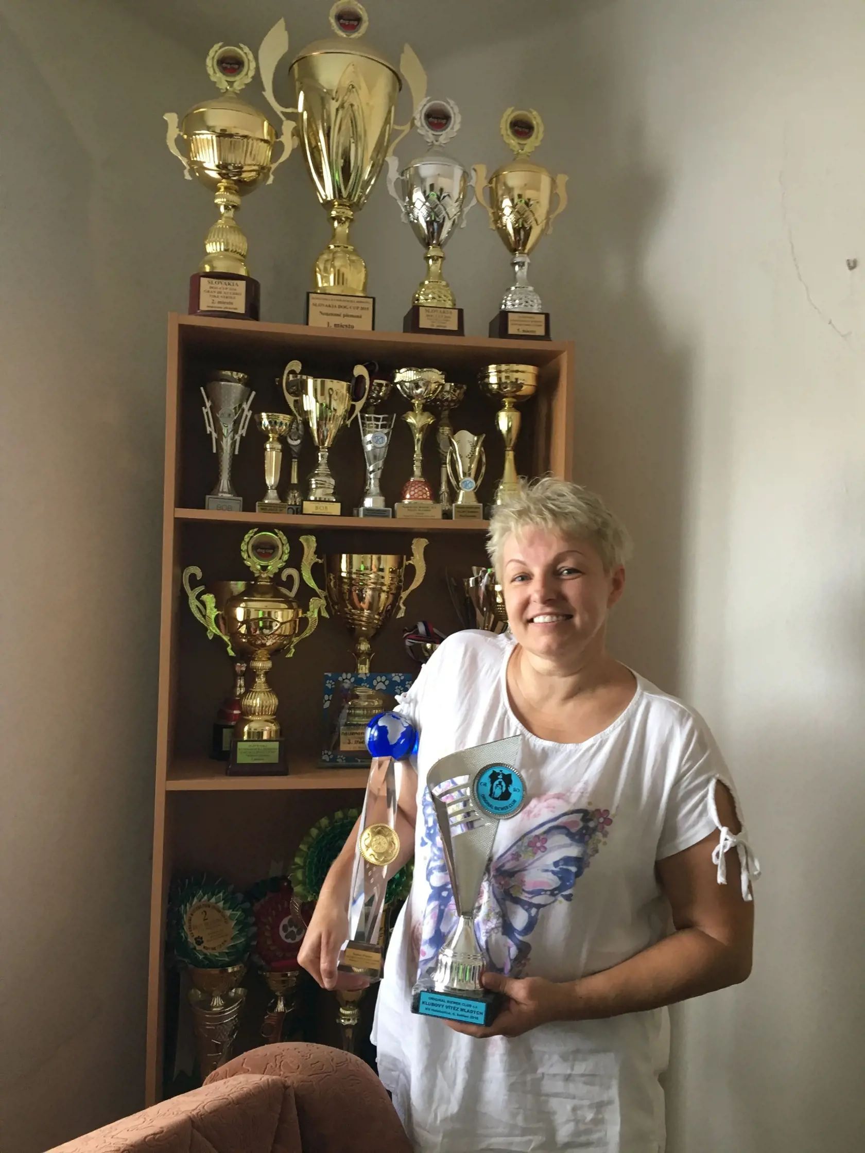 „To sú prvá a aj posledná trofej, ktorý moj nebohý psík vyhral,“ ukazuje majiteľka El Nina. O jej úspešnosti svedčia aj ďalšie trofeje, ktoré má doma v zbierke od ostatných svojich psov.