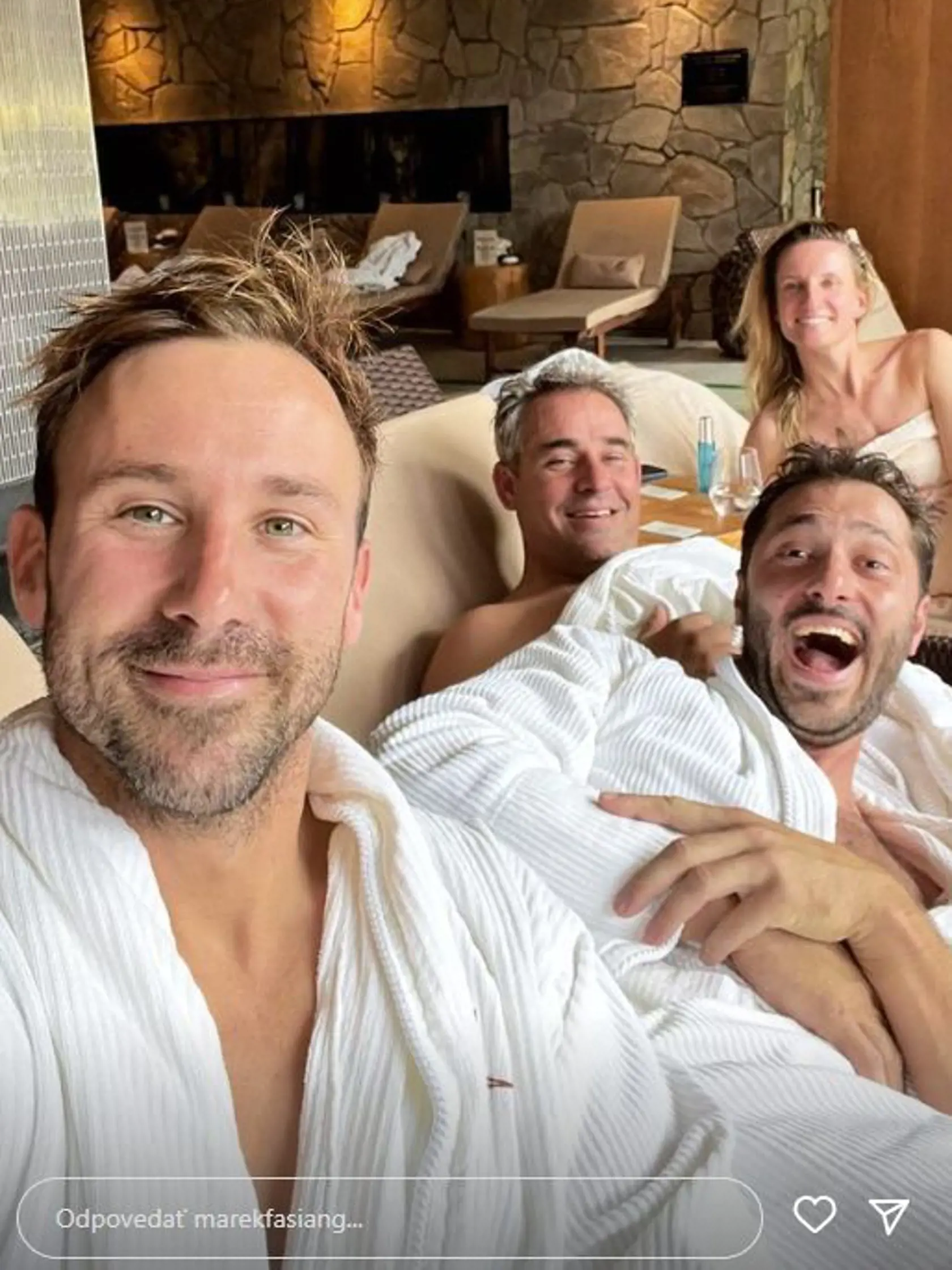 Zatiaľ čo Viktor Vincze vysielal správy, manželka Adela si užívala wellness s chalanmi.