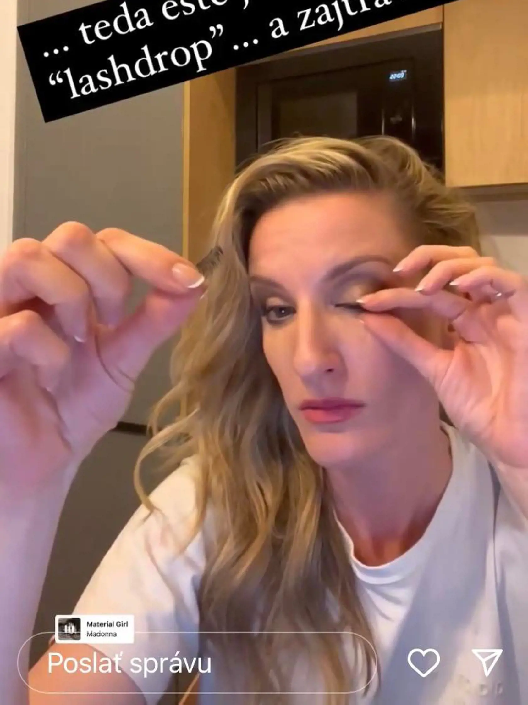 Adela Vinczeová si vo videu dávala dole umelé mihalnice.
