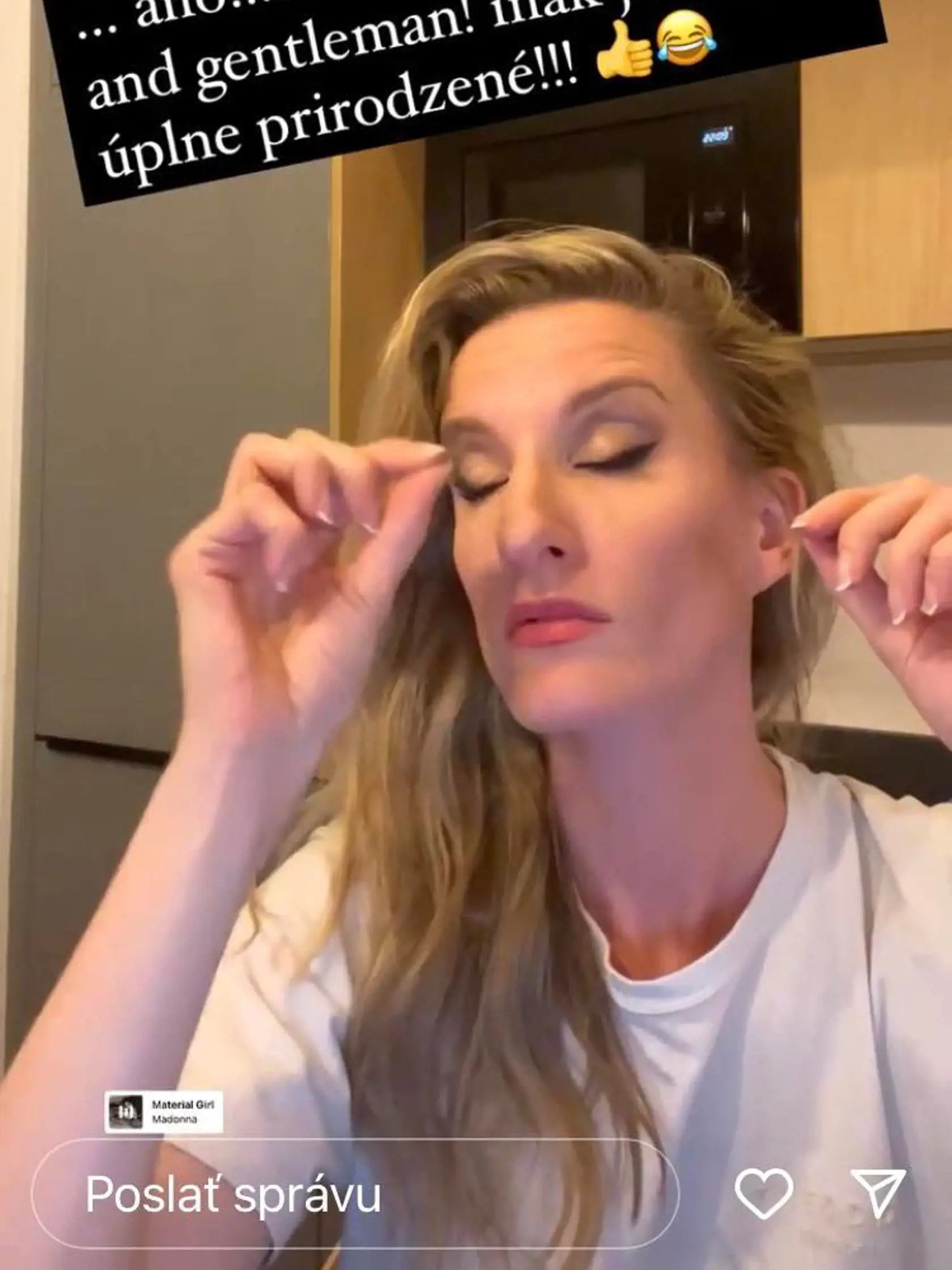 Adela Vinczeová si vo videu dávala dole umelé mihalnice.