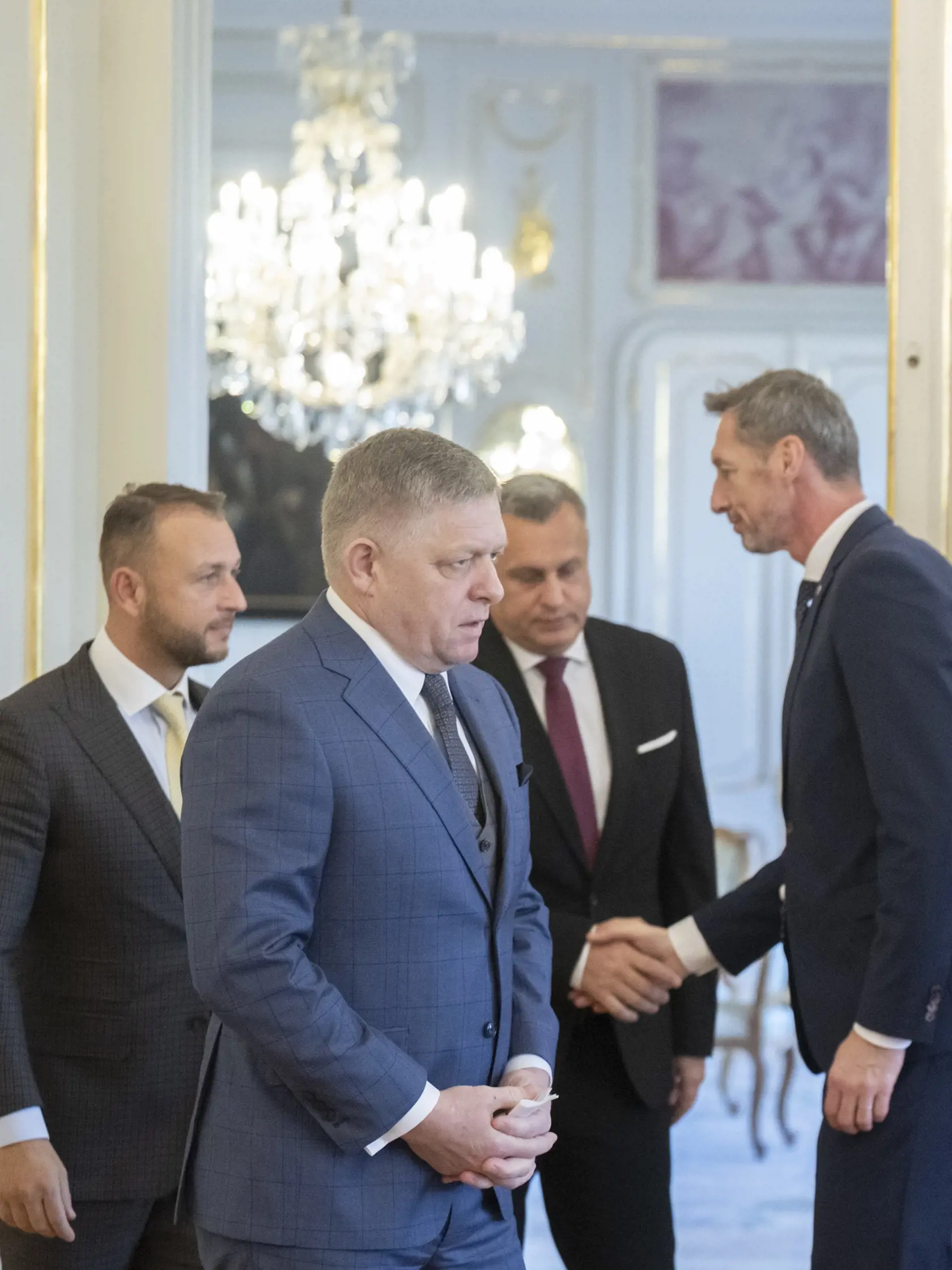 Na snímke predseda strany Smer-SD a premiér SR Robert Fico (štvrtý sprava), predseda Slovenskej národnej strany (SNS) a podpredseda Národnej rady (NR) SR Andrej Danko (druhý sprava), predseda strany Hlas-SD a minister vnútra SR Matúš Šutaj Eštok (tretí sprava) a predseda KDH Milan Majerský (vpravo) sa lúčia po stretnutí politických strán za okrúhlym stolom k zahraničnopolitickej orientácii Slovenska, ktoré zorganizoval prezident SR Peter Pellegrini (nie je na snímke) v Prezidentskom paláci v Bratislave v utorok 4. februára 2025. Opozičné PS a SaS sa na stretnutí nezúčastnili. FOTO TASR - Martin Baumann