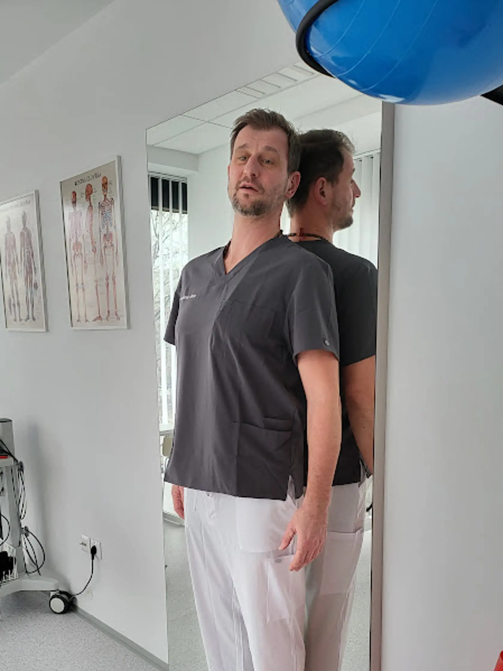 Fyzioterapeut radí: Chrbtu pomôžete takýmto jednoduchým cvikom.