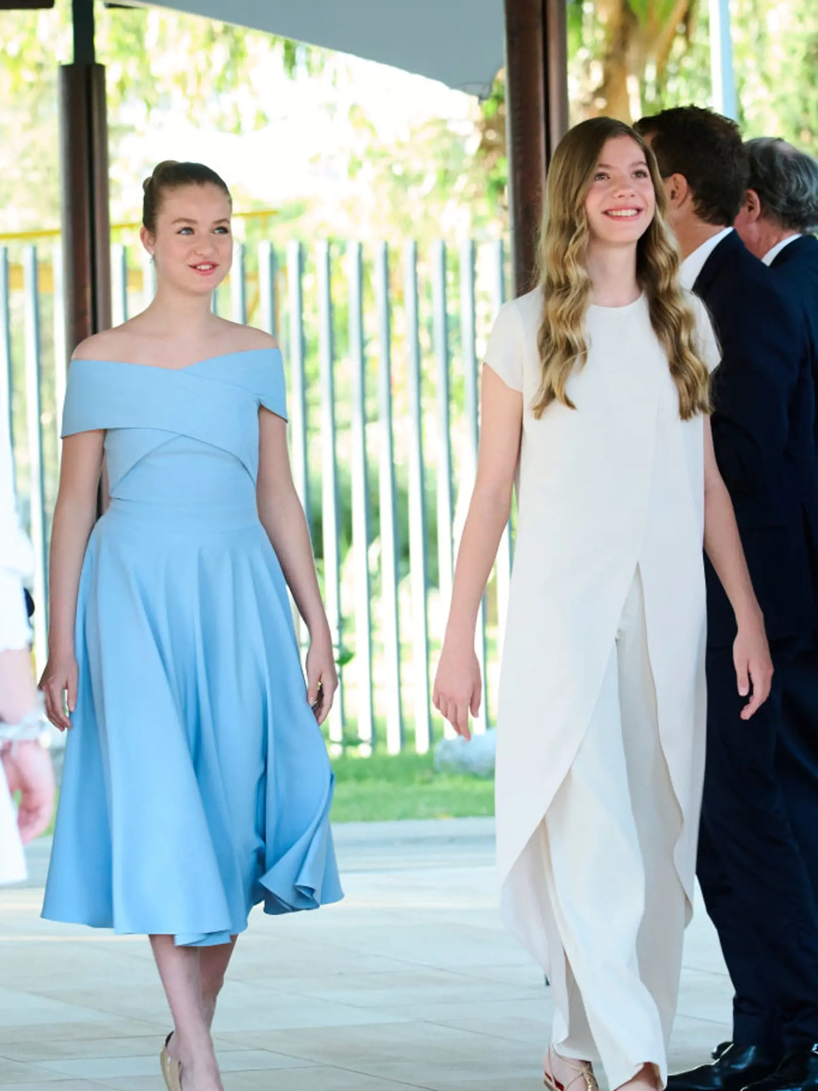 Španielska korunná princezná Leonor so sestrou, princeznou Sofiou, vpravo.