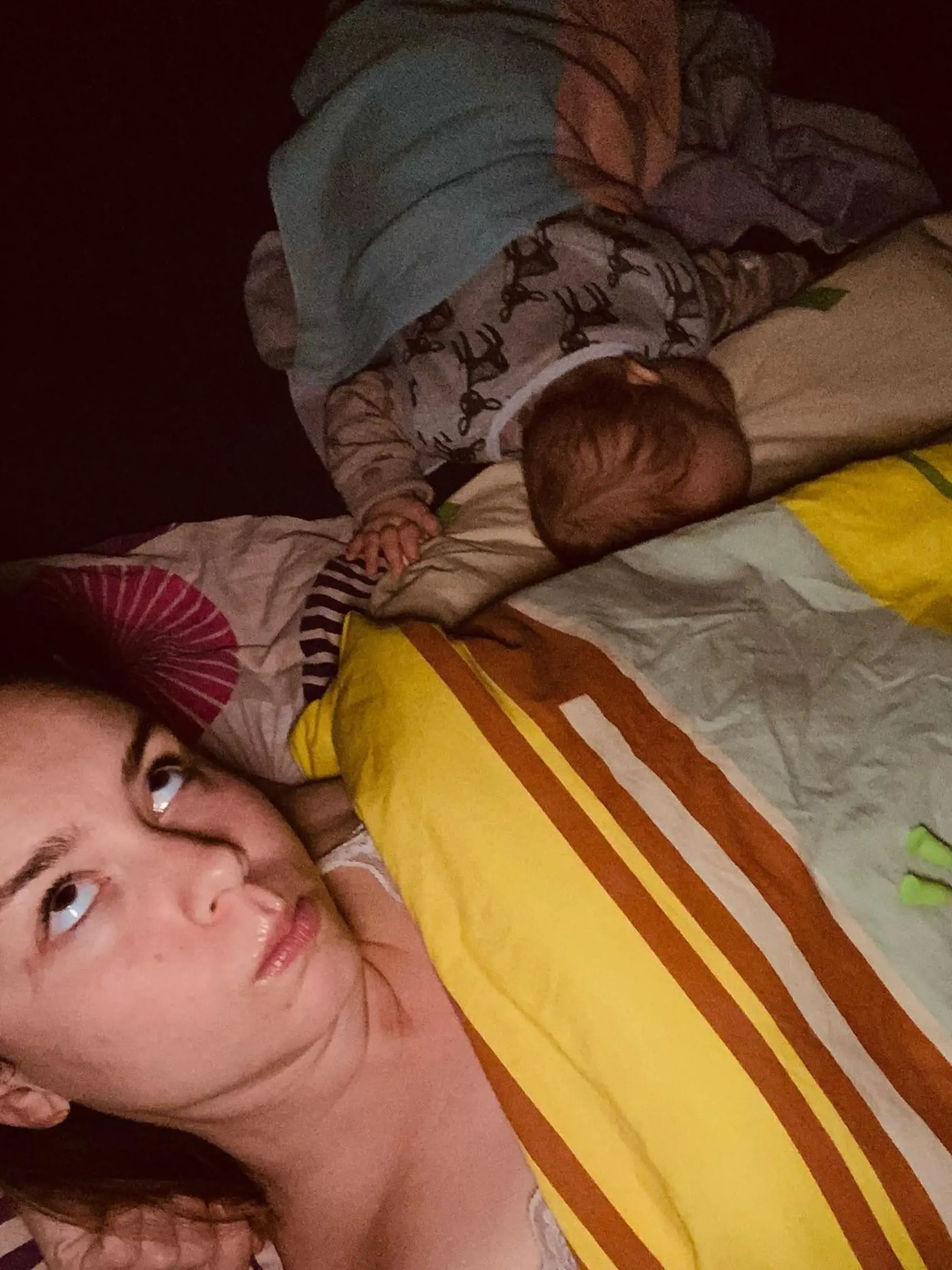"Je to len obdobie, je to len obdobie, je to len obdobieeeeeeeeeeeeeeeeeeeee😂😂😂😂😂❤️🧨," opakuje si Dominika. Áno, uspať malé dieťa je niekedy (dosť často) hotová veda.