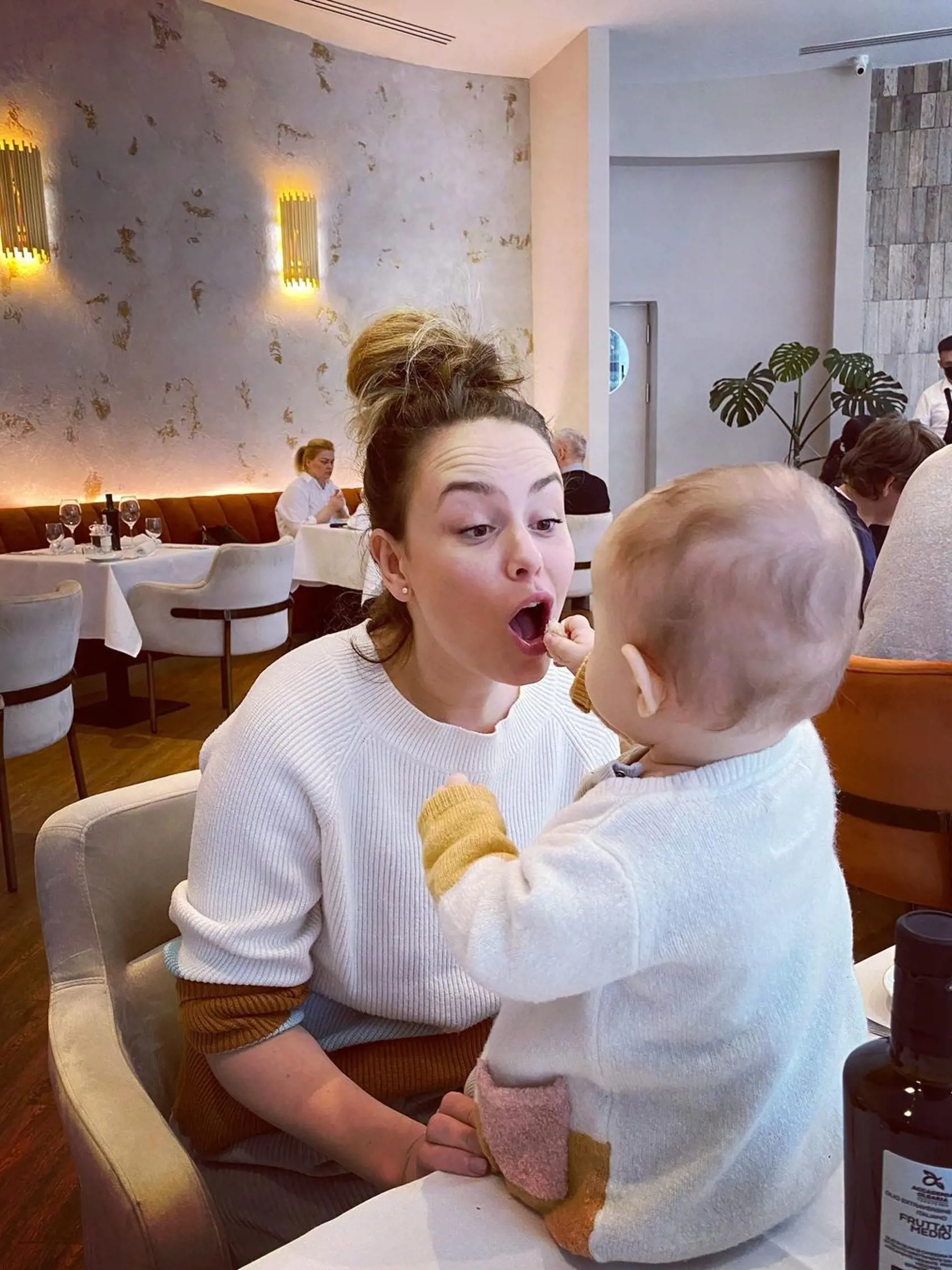 Maia kŕmila svoju maminku. Aha, aký mala princeznička roztomilý pulóvrik!