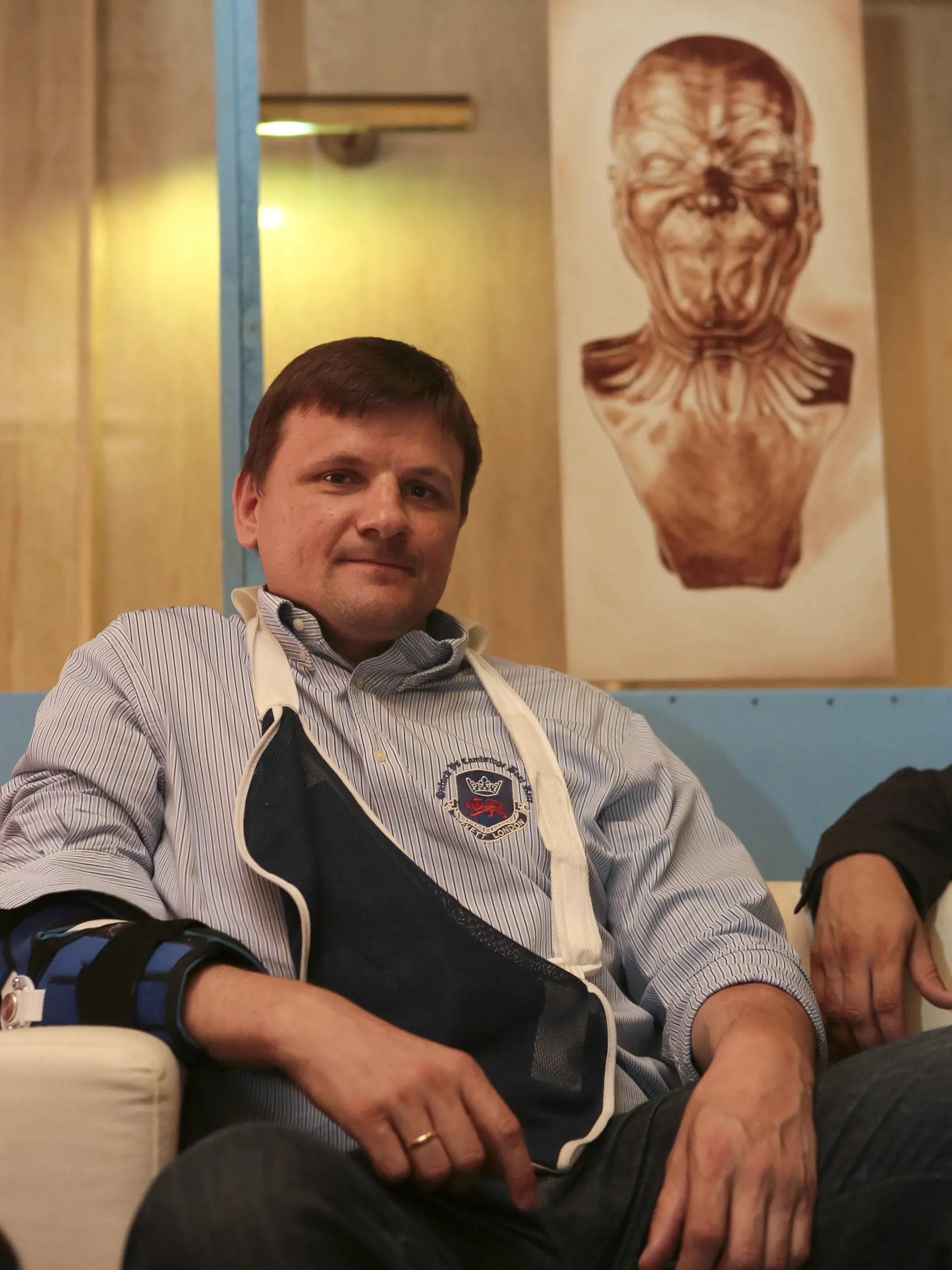 Poslanec Alojz Hlina ako režisér predstavenia inšpirovaného spisom Gorila.