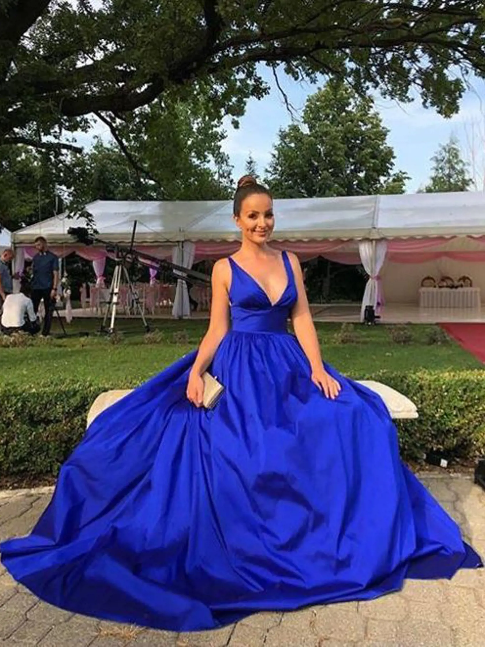 Twiinska Veronika si vybrala modrú farbu pompéznej róby, v ktorej vyzerala ako princezná. Brunetka dala v horúčavach prednosť vypnutému účesu v podobe drdola.
