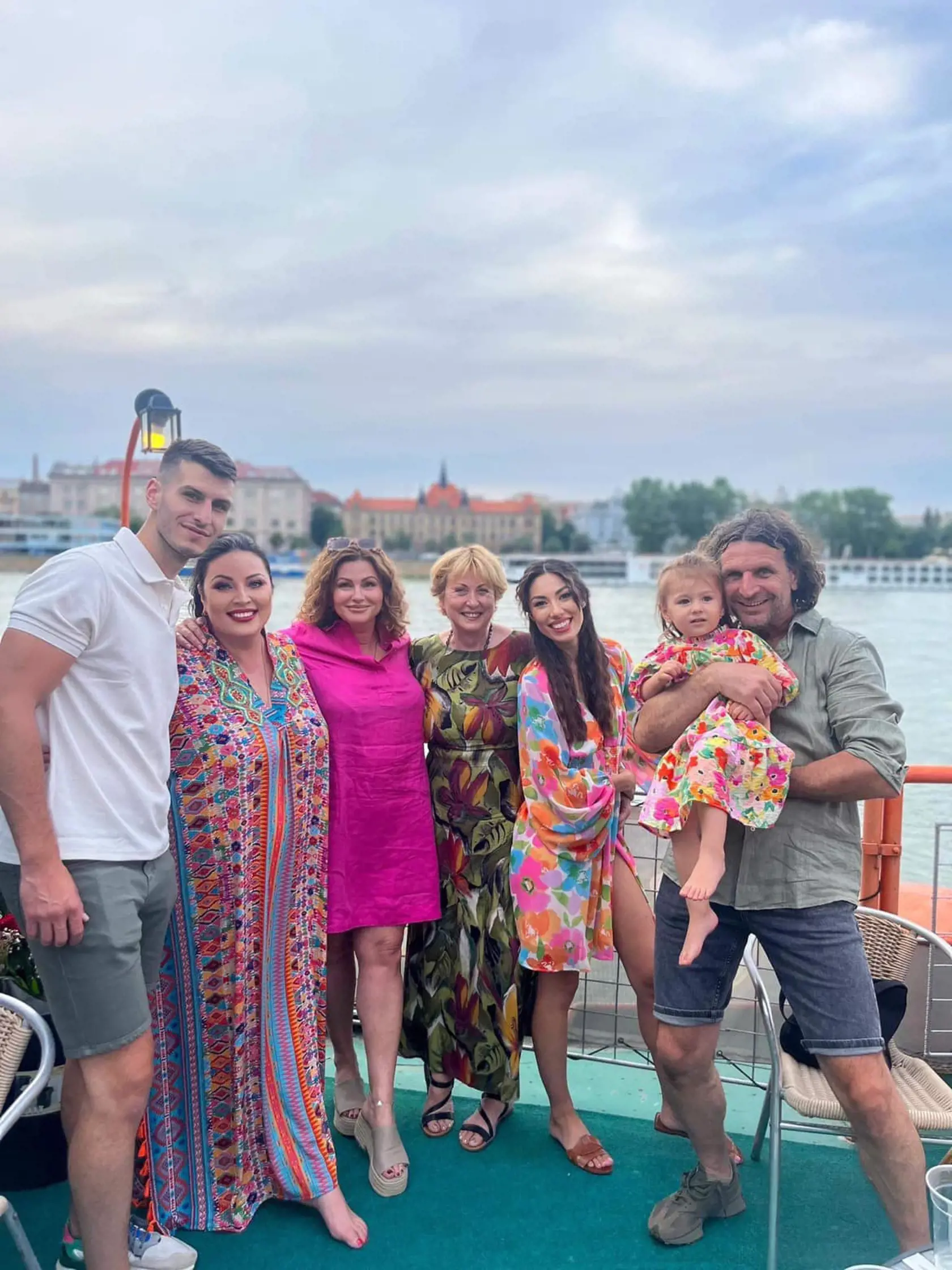Zľava: Manžel jej dcéry Miloš, Ivana, Ivanina kamarátka, Ivanina mama pani Otília, dcéra Daniela, vnučka Zoja a kamarát.