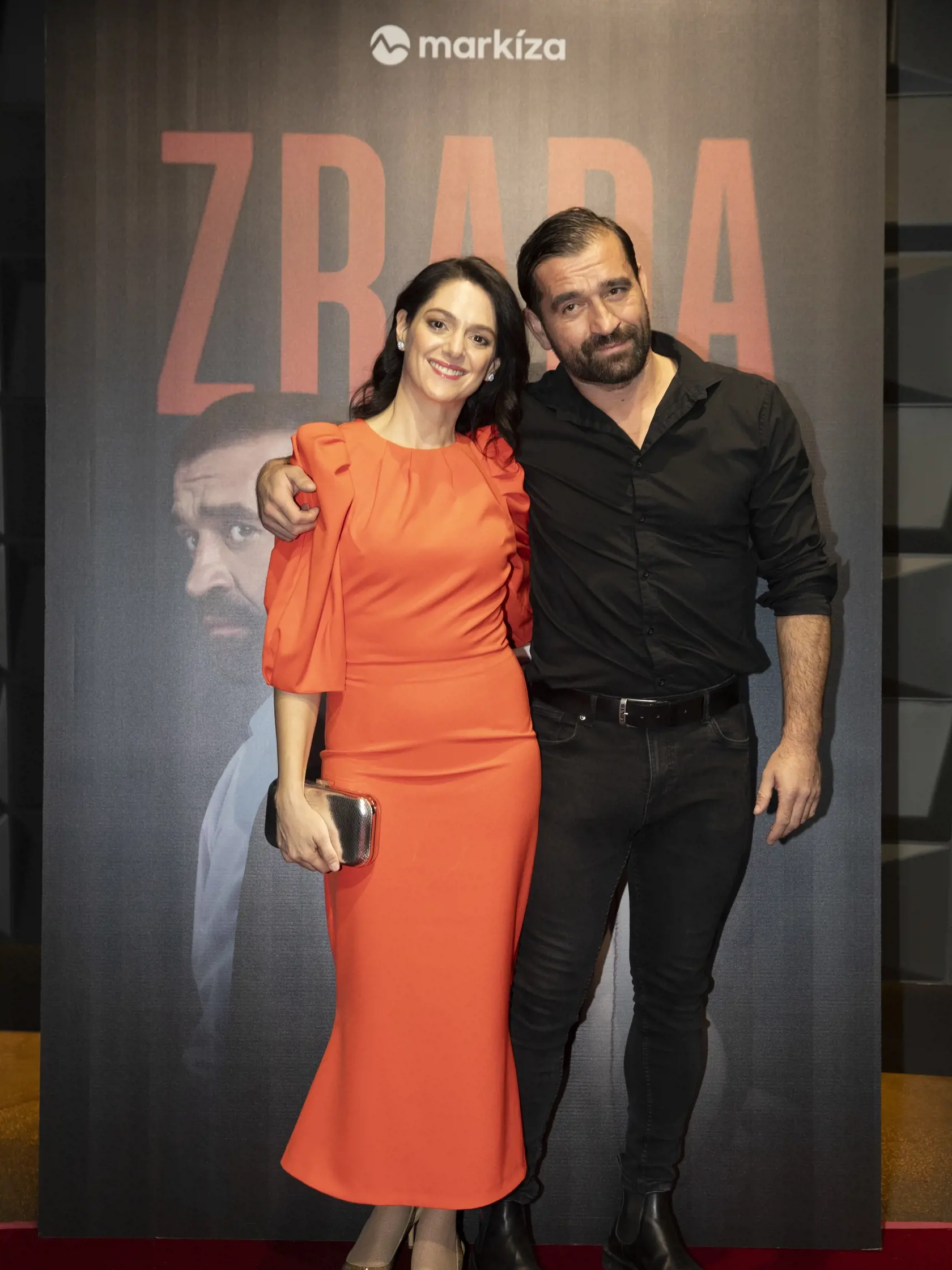  Na snímke je premiéra televízného seriálu Zrada.
Herečka Klára Issová a Milan Ondrík.