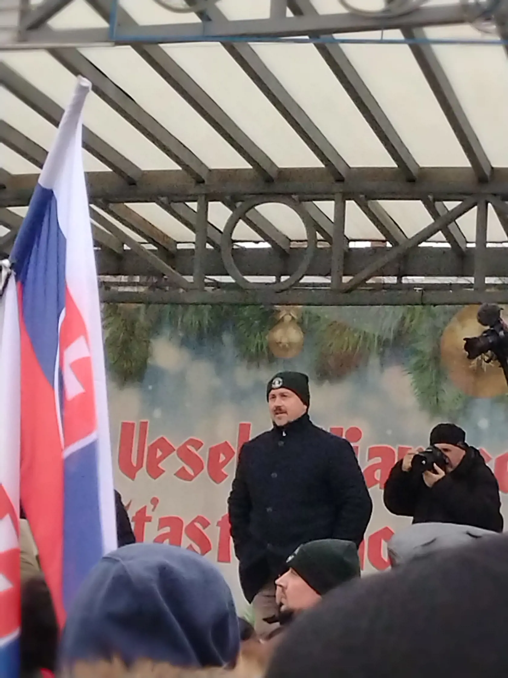 Všetko prebiehalo pokojne, kým na pódiu nevystúpil Marian Kotleba.