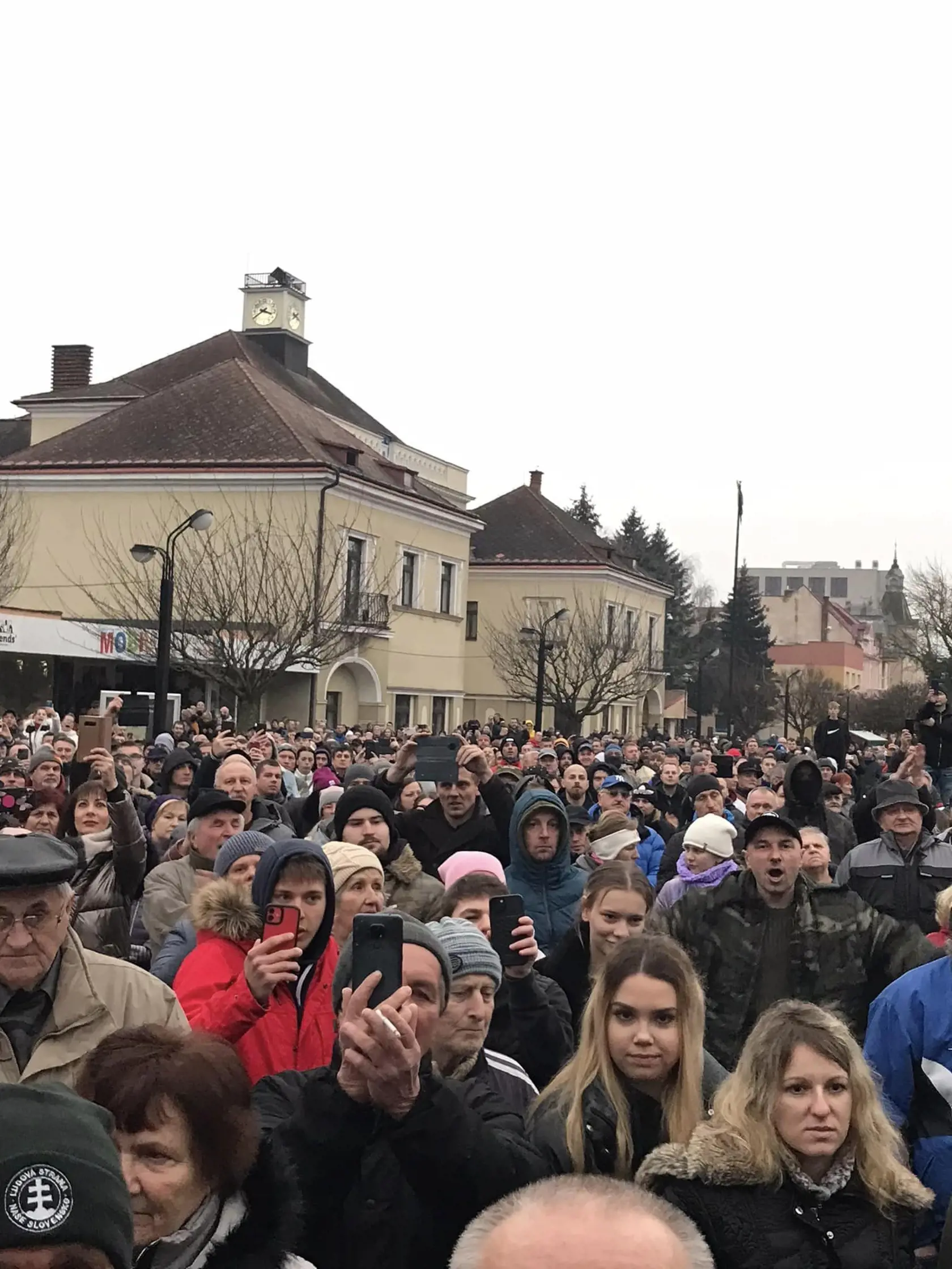 Na mieste sa nachádzal aj antikonfliktný tím, ktorý medzi ľuďmi hlásal, aby sa nedali vyprovokovať.