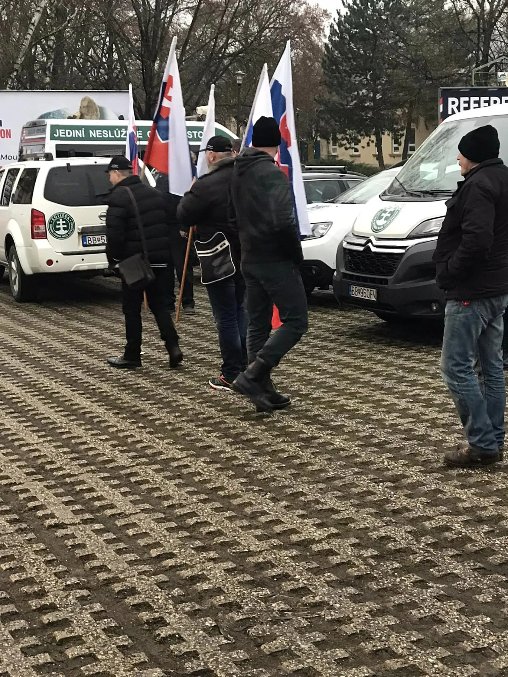 Ľudia vyjadrili nespokojnosť s jeho prítomnosťou, ale k žiadnym stretom nedošlo a zúčastnení sa v kľude pobrali domov, píšu TV noviny.