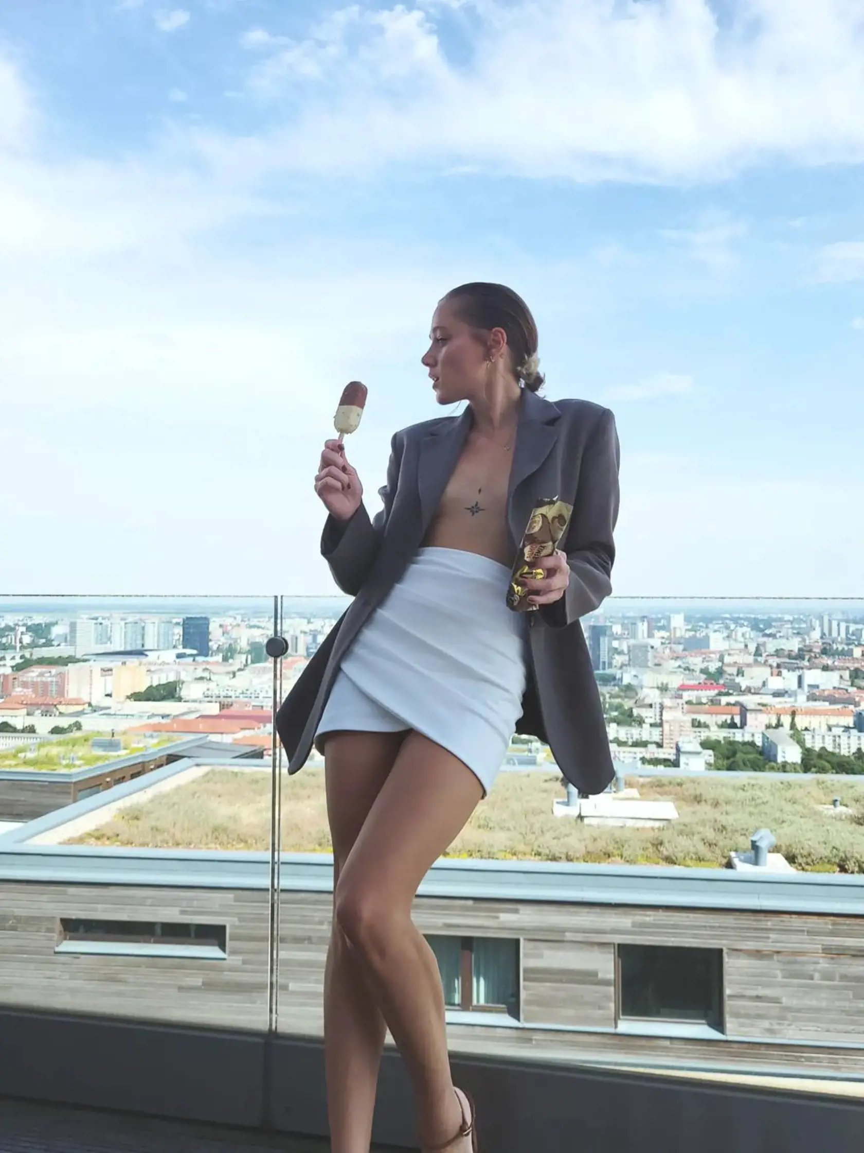 Emma Drobná v rozopnutom saku.