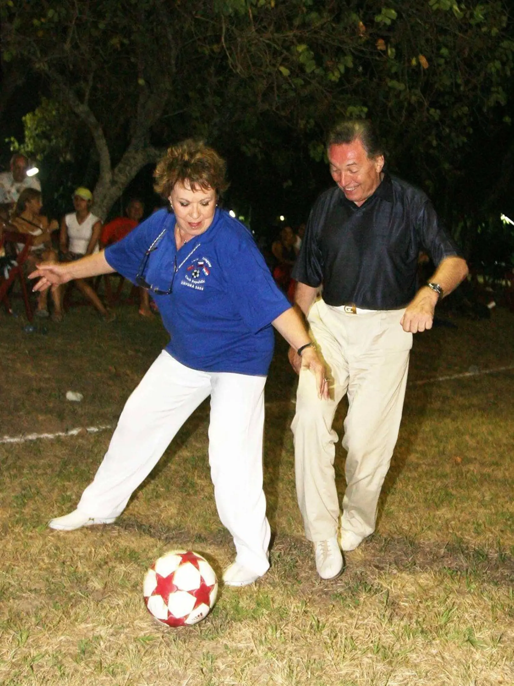 Takýto minizápas si dal Gott s herečkou Jiřinou Bohdalovou a veru boli to poriadne tvrdé súboje. Gott často jazdil na zájazdy s umeleckým futbalovým klubom Amfora.