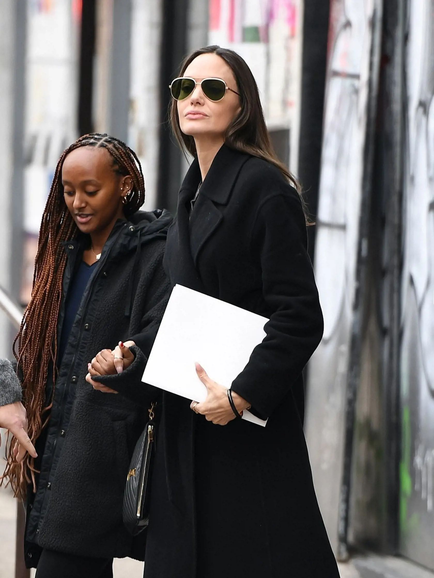 Najnovšie snímky Angeliny Jolie  ukazujú, že jej zjavne nová spoločnosť veľmi prospieva a okrem vycibreného štýlu je na nej vidieť aj iné zmeny. Inokedy vychudnutá hviezda momentálne pôsobí oveľa plnšie, čo si môžete všimnúť najmä na jej tvári.