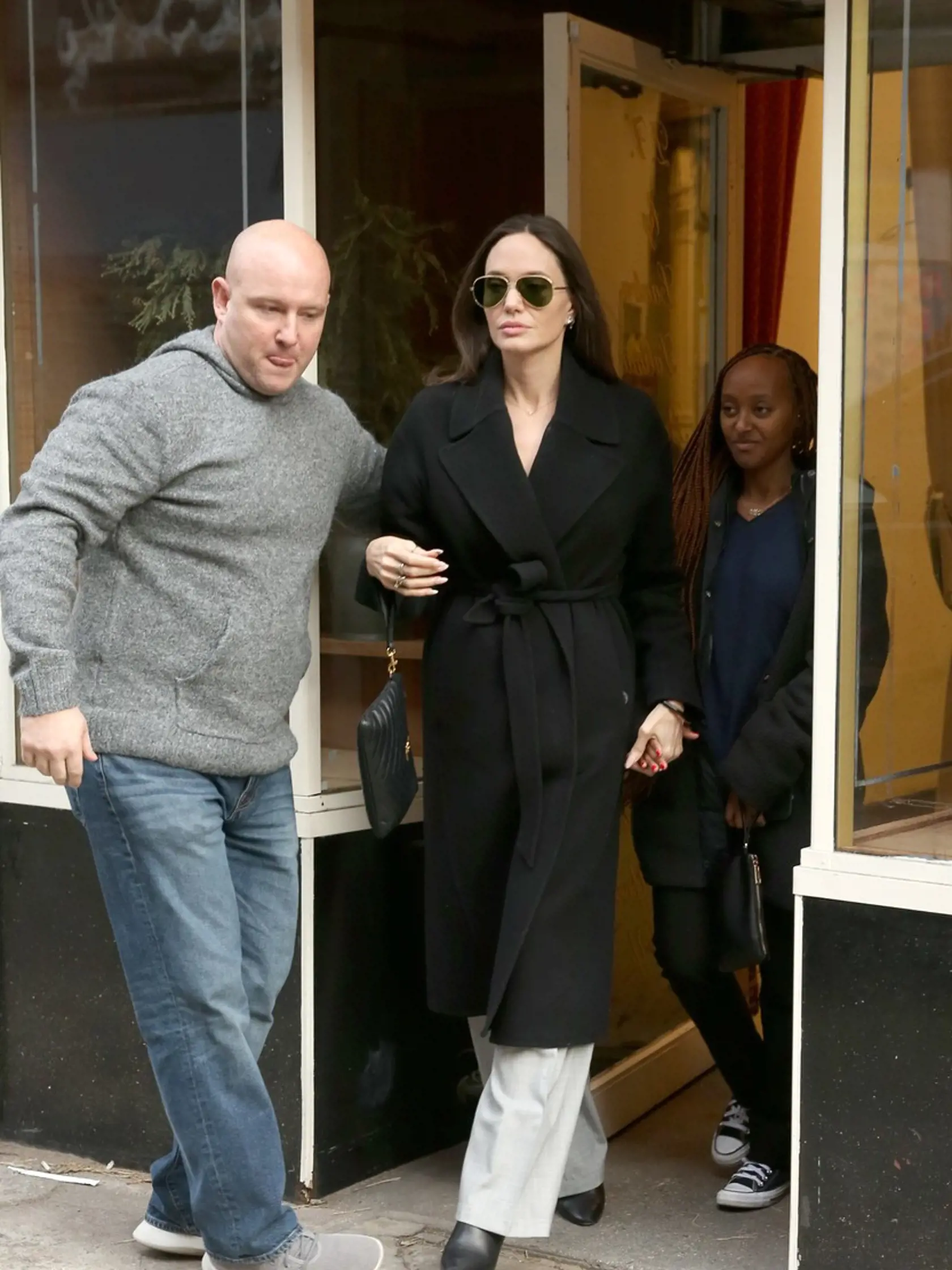 Najnovšie snímky Angeliny Jolie  ukazujú, že jej zjavne nová spoločnosť veľmi prospieva a okrem vycibreného štýlu je na nej vidieť aj iné zmeny. Inokedy vychudnutá hviezda momentálne pôsobí oveľa plnšie, čo si môžete všimnúť najmä na jej tvári.