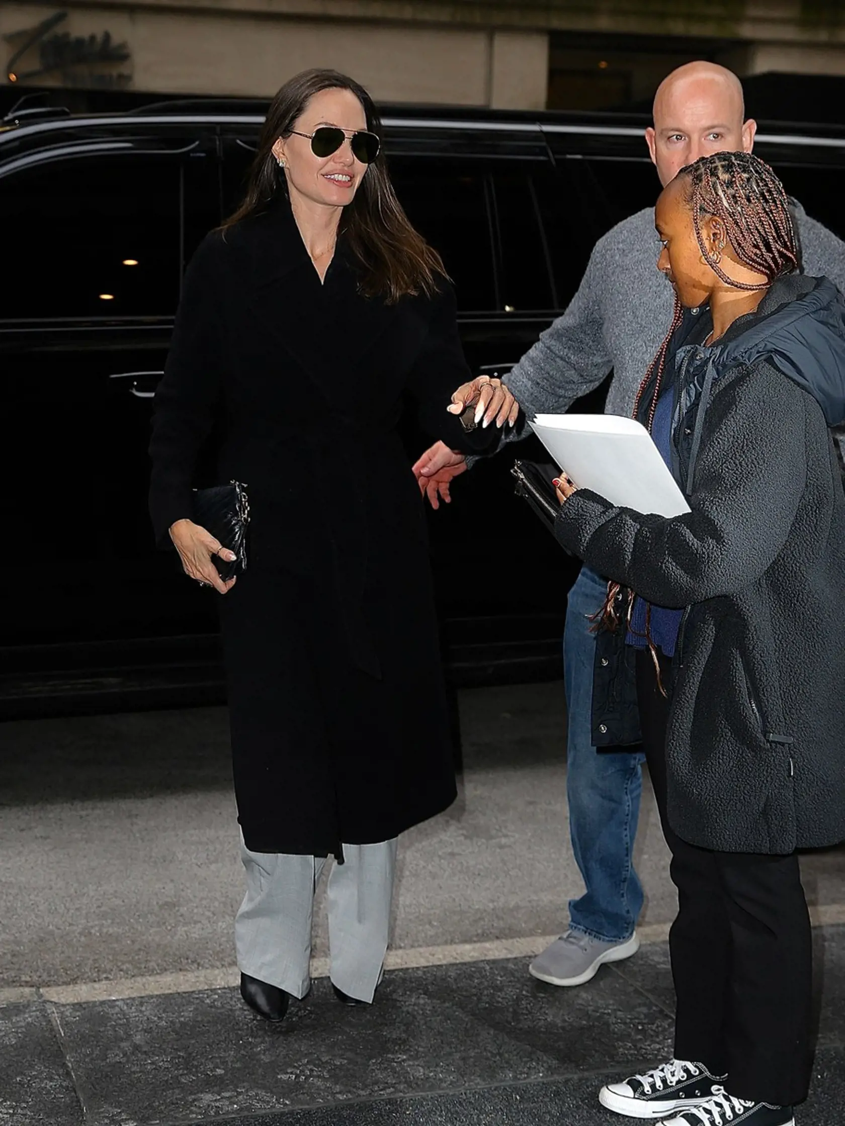 Keď sa Angelina Jolie s dcérou Zaharou (17) vydala na nákupy v New Yorskom Manhattane, zvolila dlhý čierny kabát a slnečné okuliare. V ruke si niesla značkovú kabelku z dielne Saint Laurent a ruka v ruke si to spolu s dcérkou odkráčali spríjemniť si chvíle.