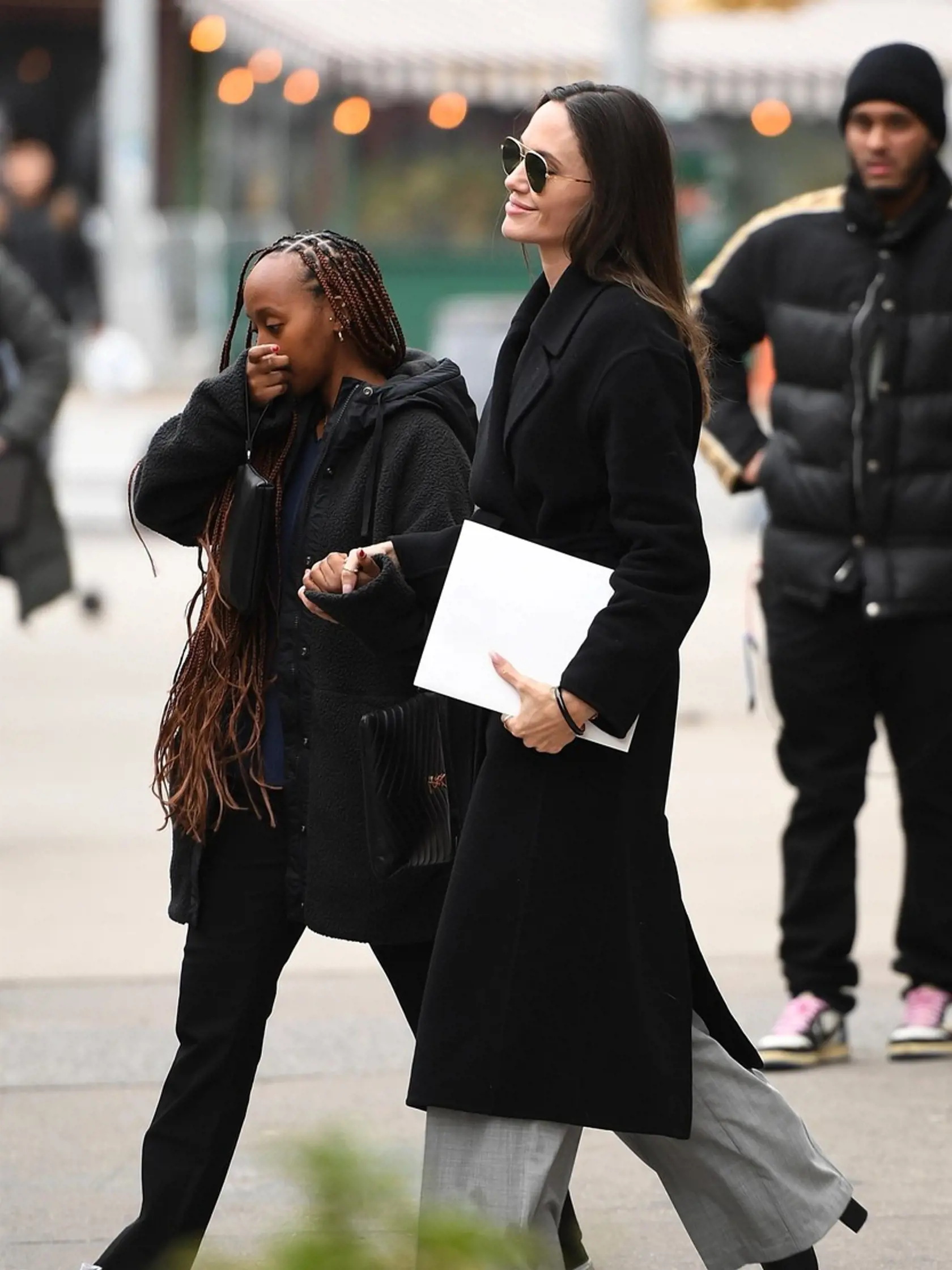 Keď sa Angelina Jolie s dcérou Zaharou (17) vydala na nákupy v New Yorskom Manhattane, zvolila dlhý čierny kabát a slnečné okuliare. V ruke si niesla značkovú kabelku z dielne Saint Laurent a ruka v ruke si to spolu s dcérkou odkráčali spríjemniť si chvíle.