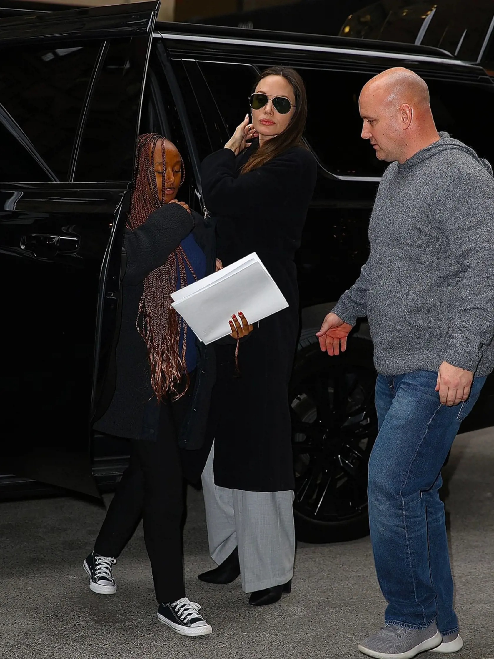 Keď sa Angelina Jolie s dcérou Zaharou (17) vydala na nákupy v New Yorskom Manhattane, zvolila dlhý čierny kabát a slnečné okuliare. V ruke si niesla značkovú kabelku z dielne Saint Laurent a ruka v ruke si to spolu s dcérkou odkráčali spríjemniť si chvíle.