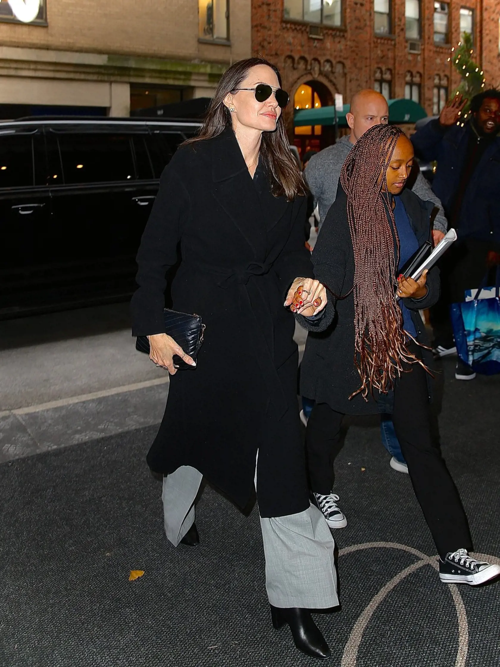 Keď sa Angelina Jolie s dcérou Zaharou (17) vydala na nákupy v New Yorskom Manhattane, zvolila dlhý čierny kabát a slnečné okuliare. V ruke si niesla značkovú kabelku z dielne Saint Laurent a ruka v ruke si to spolu s dcérkou odkráčali spríjemniť si chvíle.