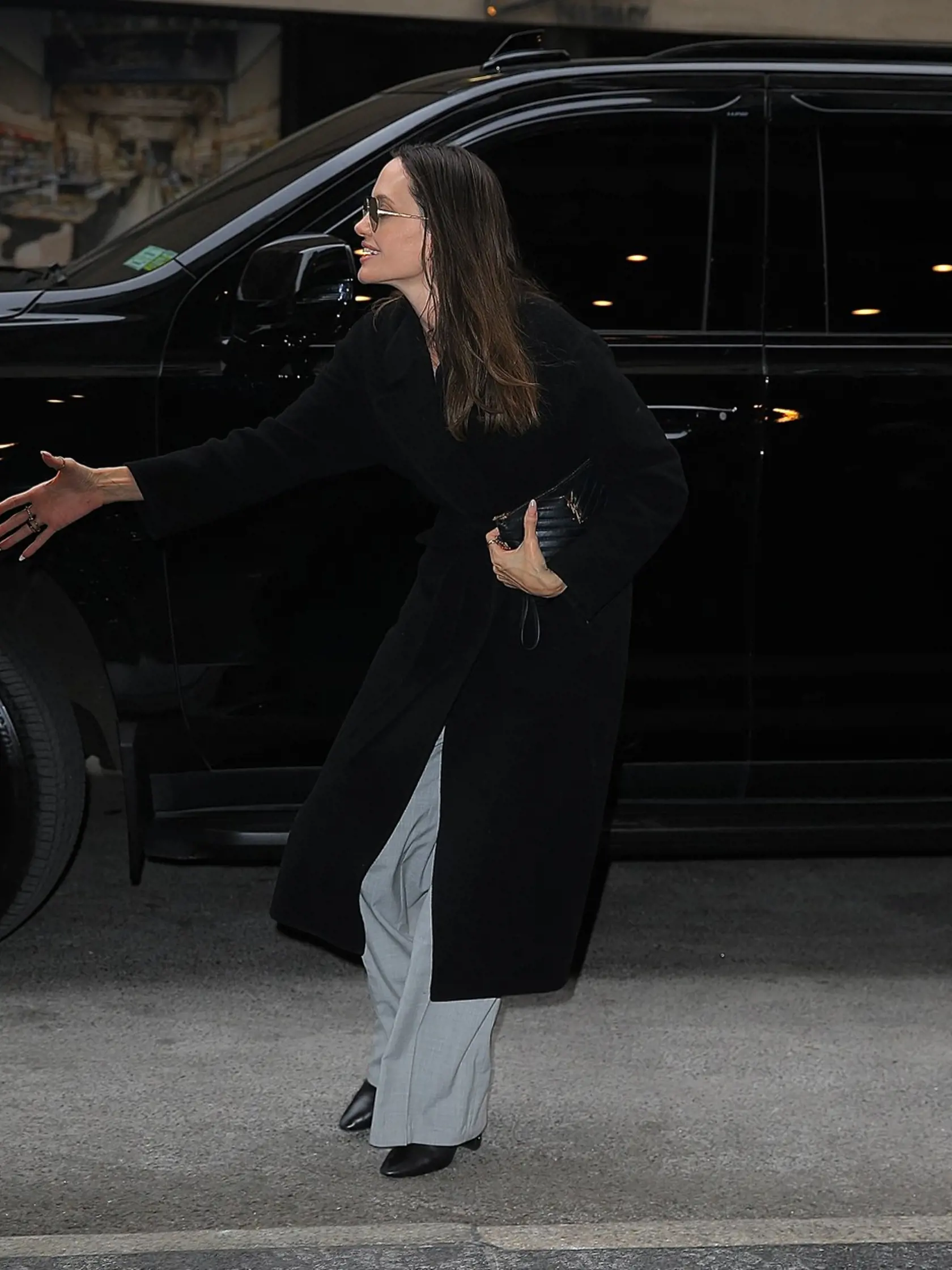 Keď sa Angelina Jolie s dcérou Zaharou (17) vydala na nákupy v New Yorskom Manhattane, zvolila dlhý čierny kabát a slnečné okuliare. V ruke si niesla značkovú kabelku z dielne Saint Laurent a ruka v ruke si to spolu s dcérkou odkráčali spríjemniť si chvíle.