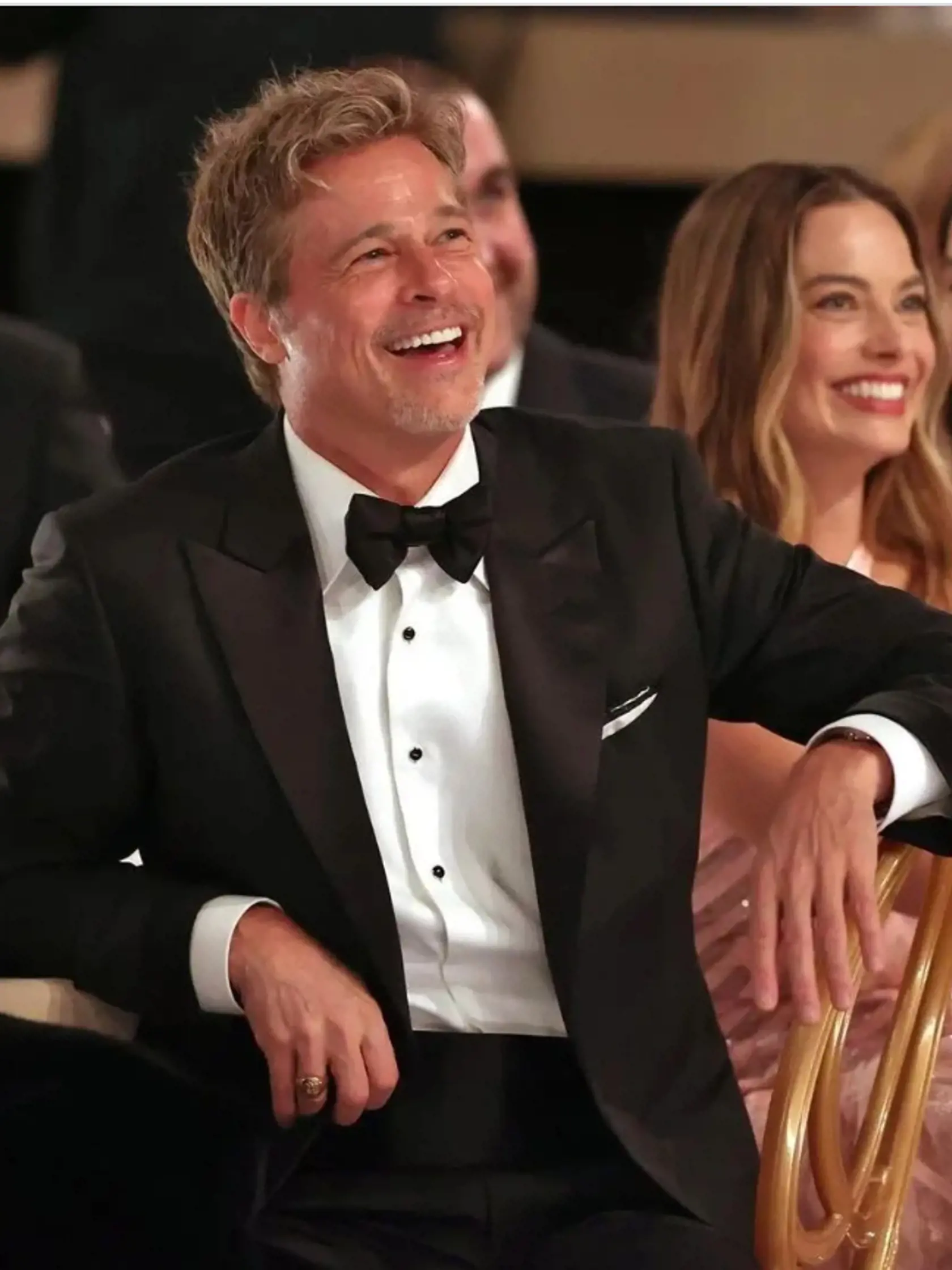 Brad Pitt na Zlatých glóbusoch vyzeral dokonale. Nový účes, nová žena...