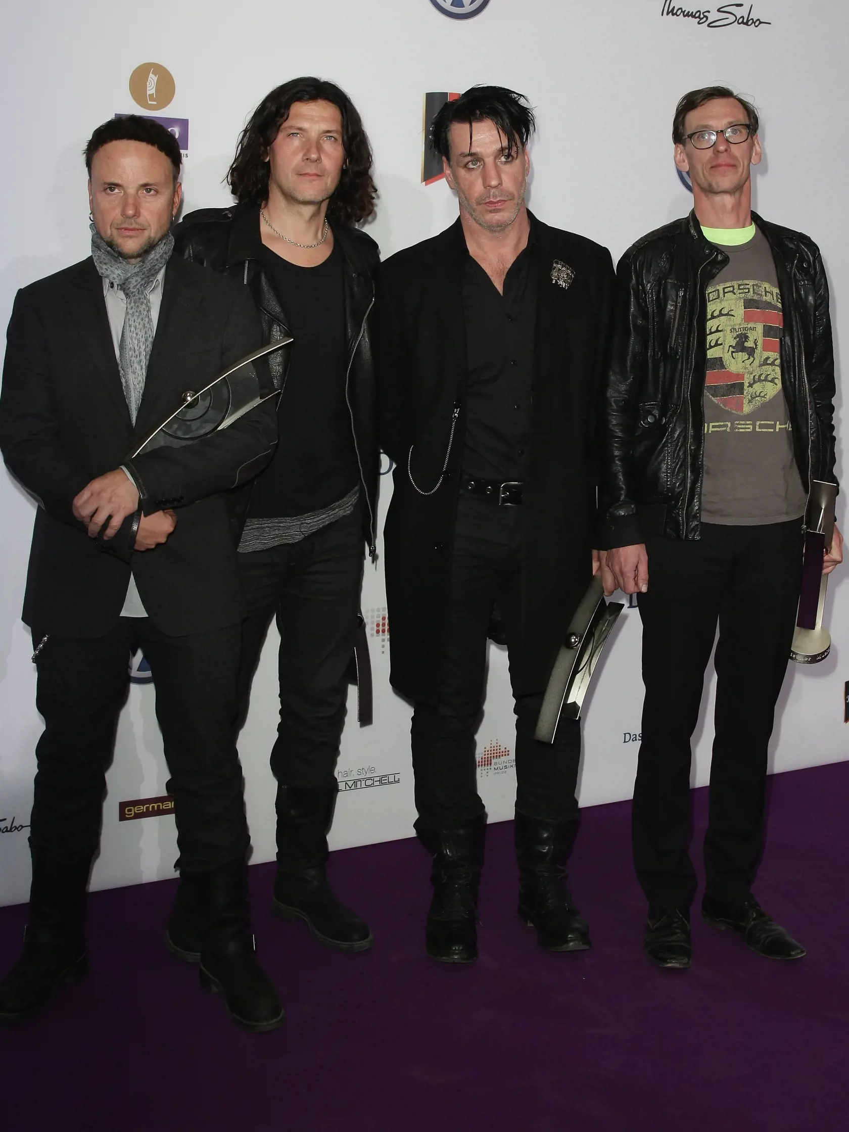 Kontroverzný frontman nemeckej kapely Rammstein Till Lindemann oslávil len pred nedávnom životné jubileum. Okrem toho, že patrí k talentovaným hudobníkom v mladosti bol juniorským vicemajstrom Európy v plávaní, dnes básnik, provokujúci textár, občasný herec a tiež kvalifikovaný pyrotechnik.