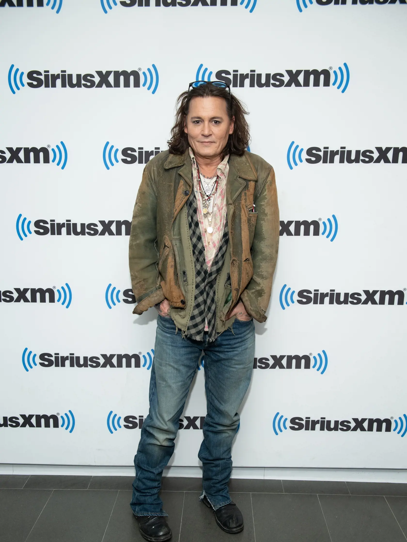 Hollywoodsky lámač ženských sŕdc oslávi 60 počas tohto leta. Kto by to bol povedal, že hviezdny Johnny Depp má toľko rokov. Večný búrlivák ani naprieč veku zjavne neplánuje usadenie. Po škandalóznom rozvode s Amber Heart sa ani nečudujeme.